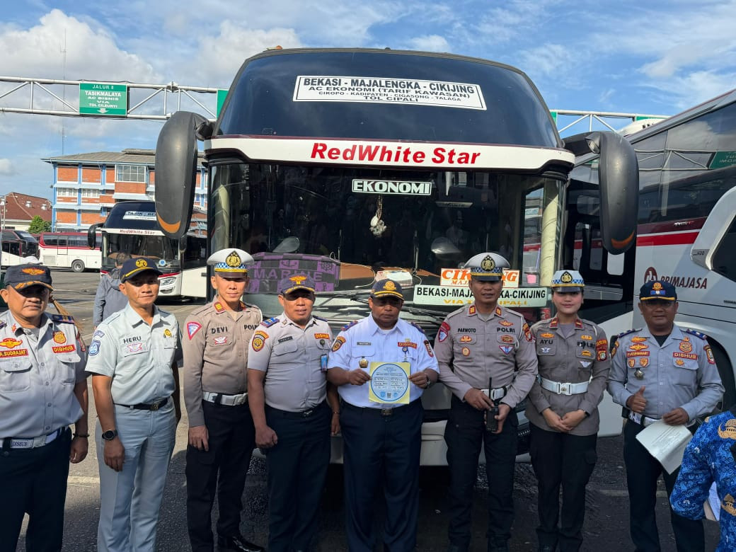 Pastikan Keselamatan Penumpang Nataru, Satlantas Polres Metro Bekasi Kota Cek Kelayakan Bus di Terminal Induk Bekasi