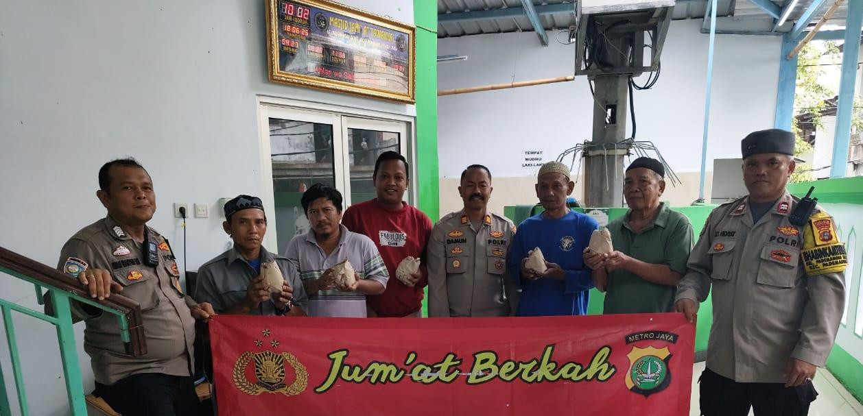 Jumat Berkah Polsek Pademangan: Tebar Kepedulian Lewat Nasi Bungkus untuk Jemaah Masjid