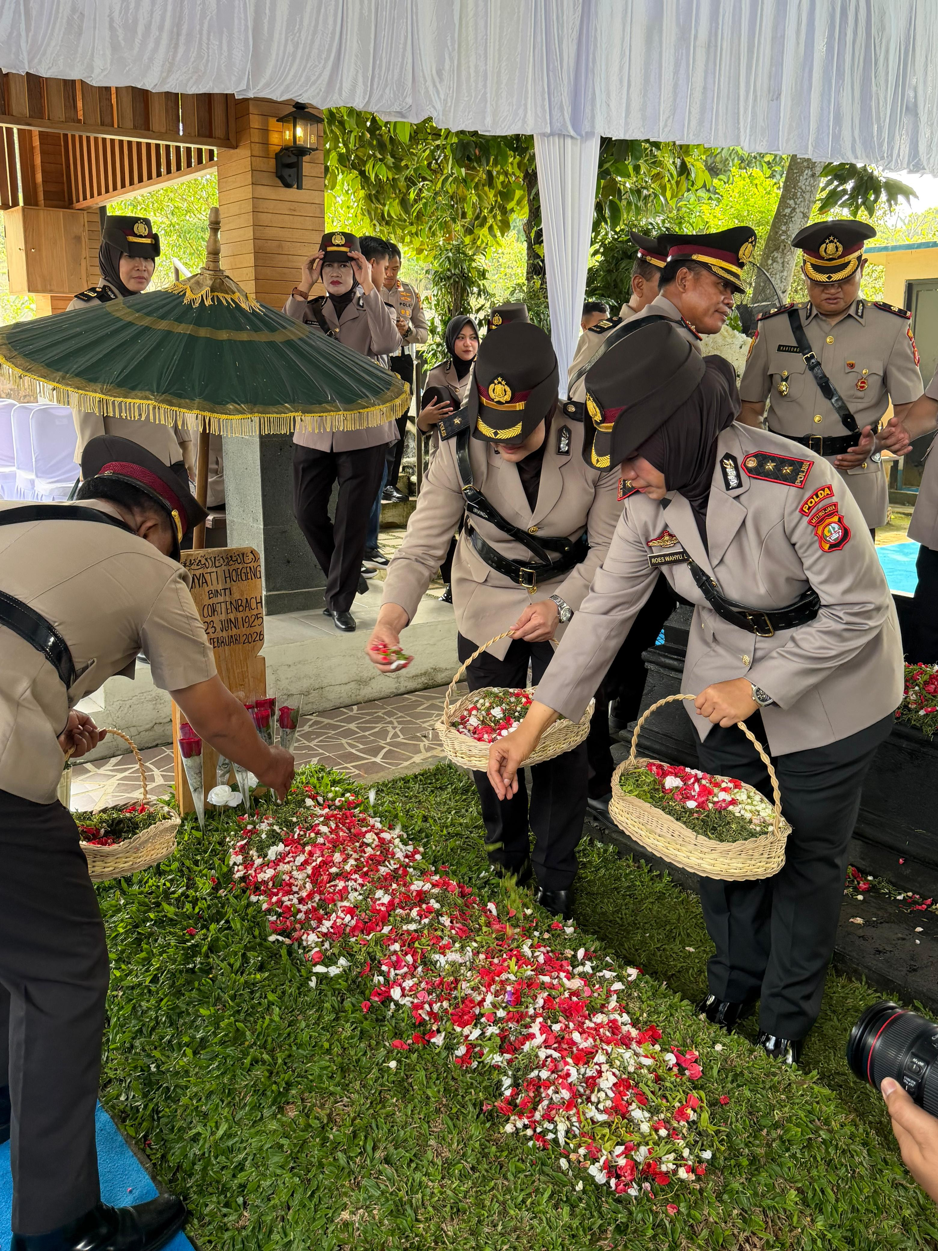 Polwan Polda Metro Jaya Ziarah dan Tabur Bunga di TPBU Giri Tama Bogor