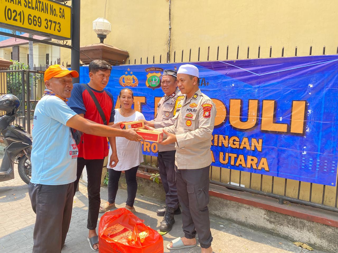 Polsek Metro Penjaringan Gelar Jumat Peduli, Bagikan Makanan Siap Saji untuk Warga