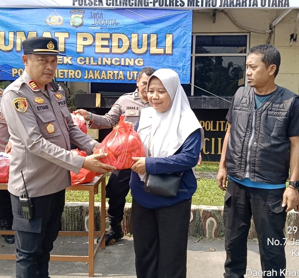 Polsek Cilincing Gelar Jumat Peduli, Bagikan 40 Paket Sembako untuk Warga