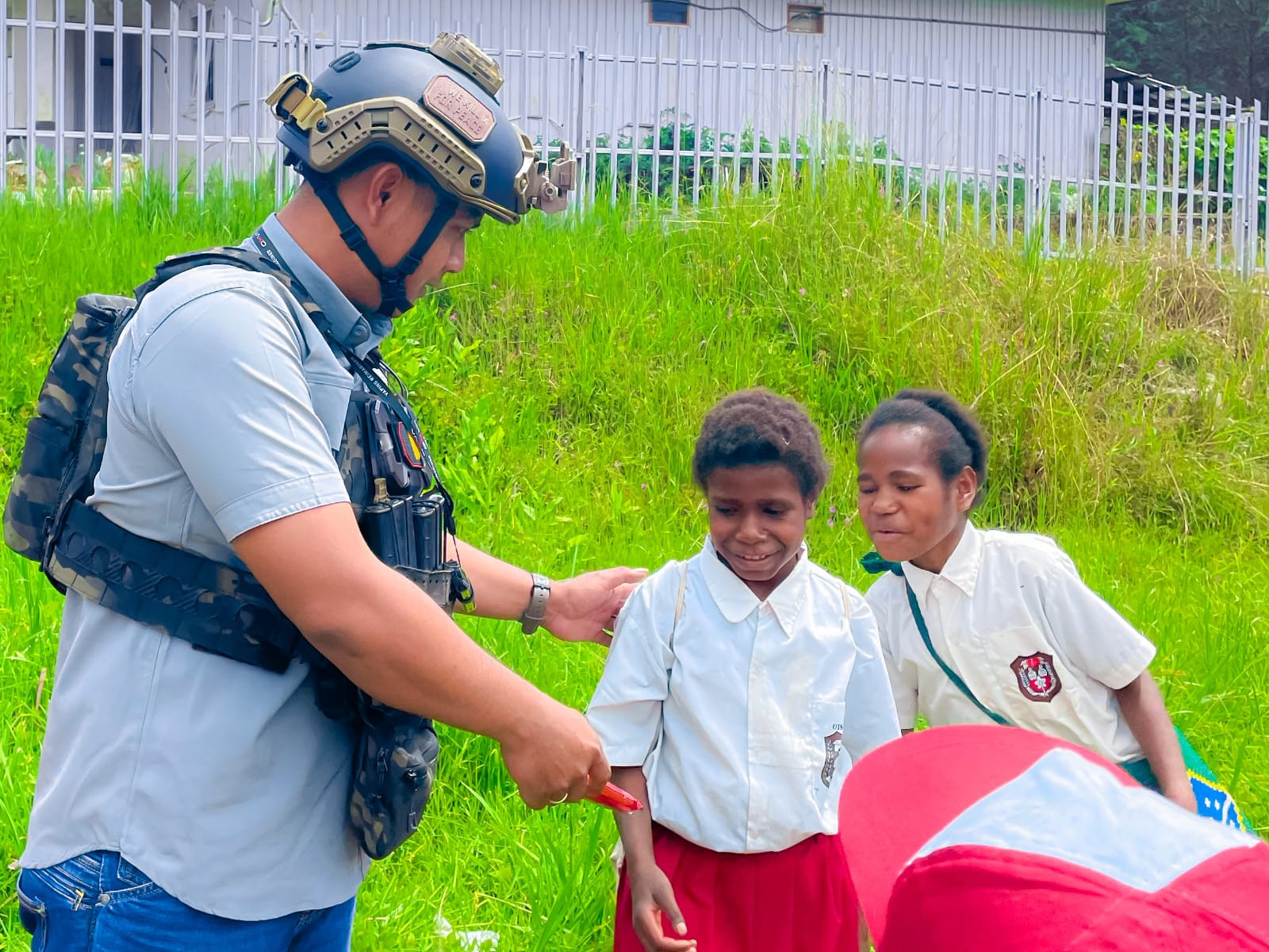 Satgas Ops Damai Cartenz Sambangi Anak Sekolah di Ilaga, Perkuat Pendekatan Humanis Jaga Keamanan