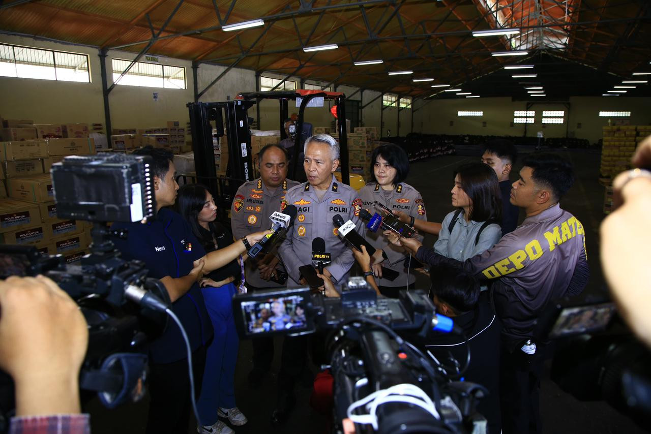 Slog Polri Percepat Distribusi Bantuan ke Tiga Provinsi Terdampak Bencana Melalui Jalur Udara dan Laut
