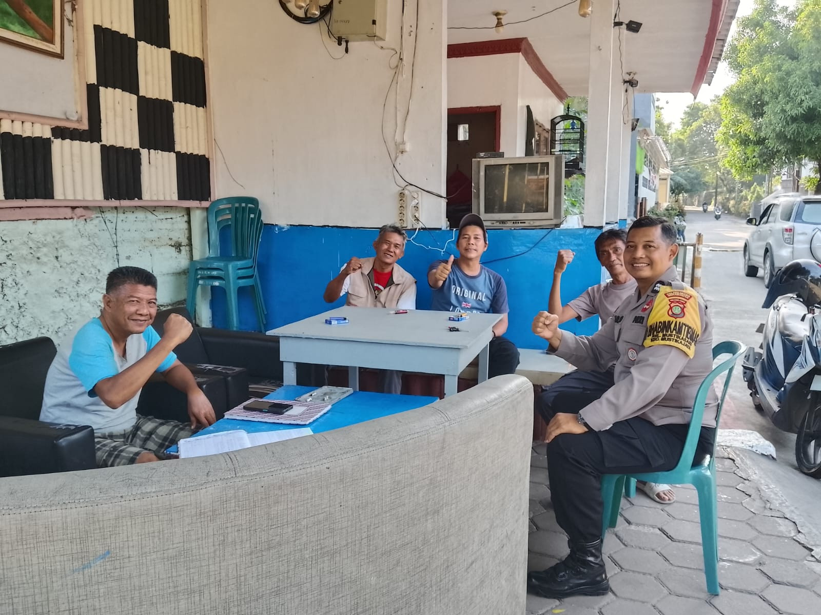 Jalin Komunikasi Aktif, Bhabinkamtibmas Bantargebang Gelar Patroli di Perumahan Warga