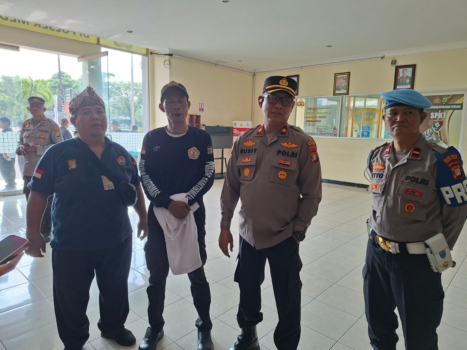 Tingkatkan Sinergi, Kapolsek Medan Satria Serahkan Seragam Pokdar Kamtibmas Kepada Pengurus Jajaran Kecamatan Medan Satria