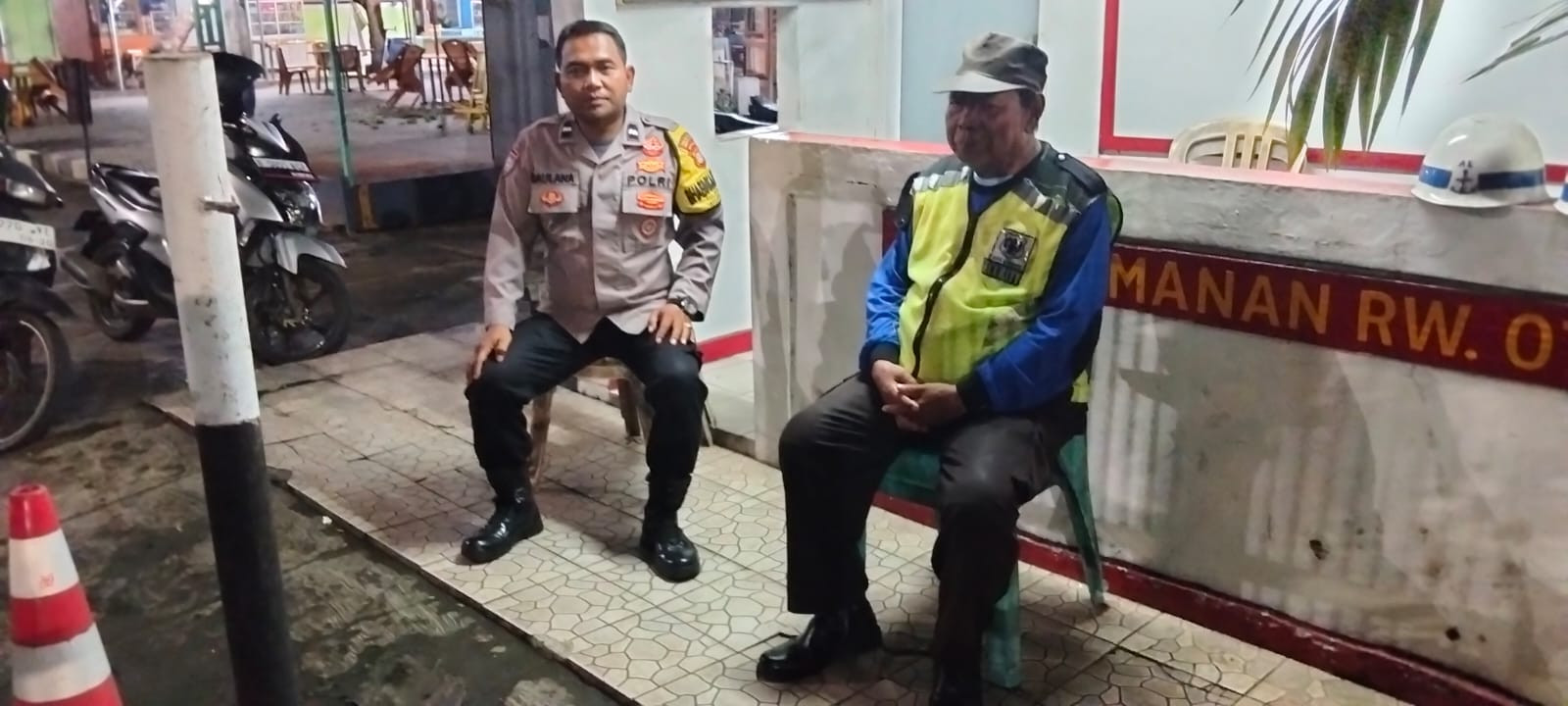 Cegah Gangguan Kamtibmas Malam Hari, Bhabinkamtibmas Polsek Jatiasih Sambangi Pos Keamanan Perumahan AL Jatirasa