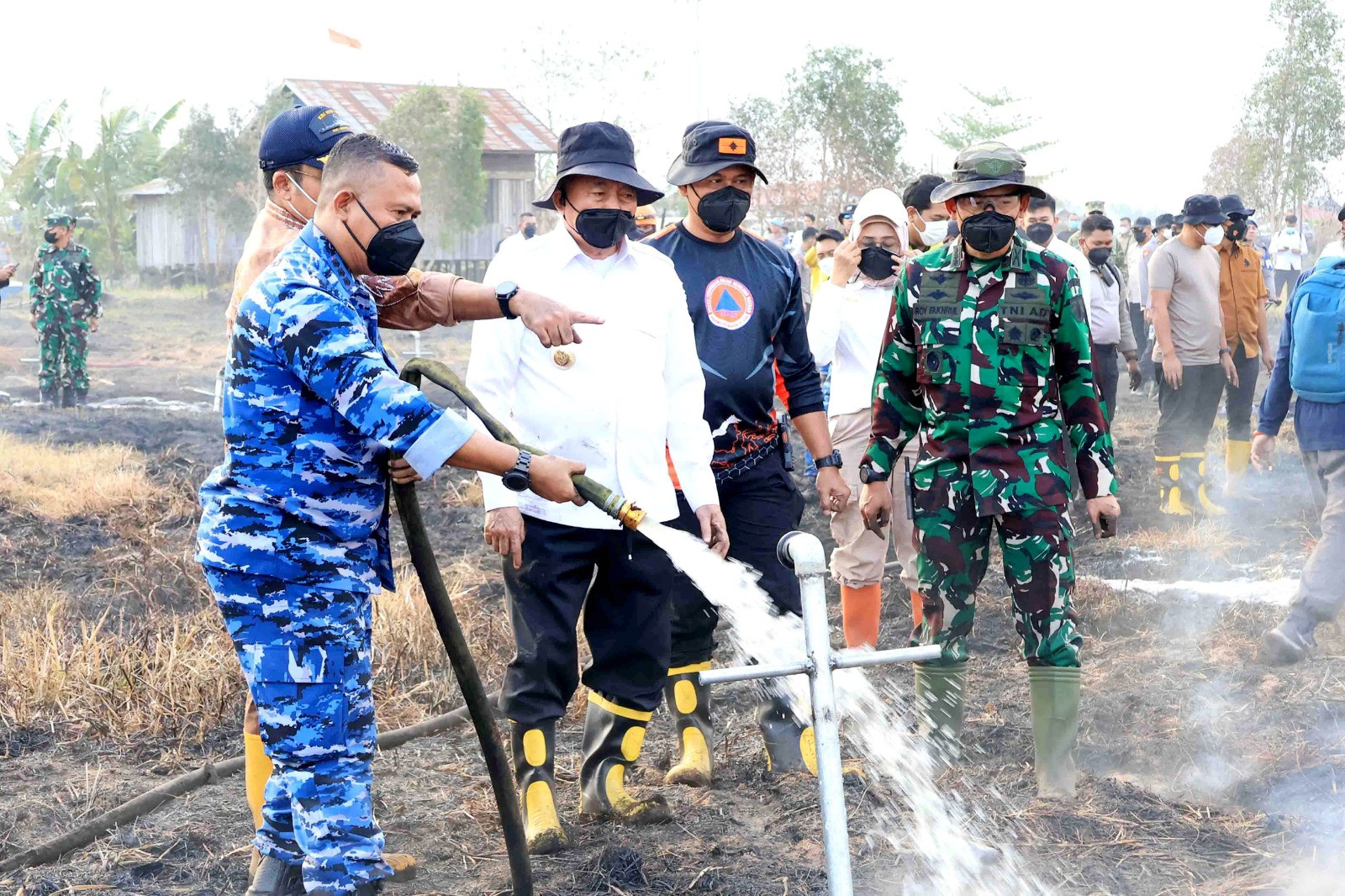 Gunakan Cairan Khusus, Metode Undercooling Dikerahkan; Gubernur, Danlanud, dan Forkopimda Kalsel Bersinergi di Titik Api Atasi Karhutla
