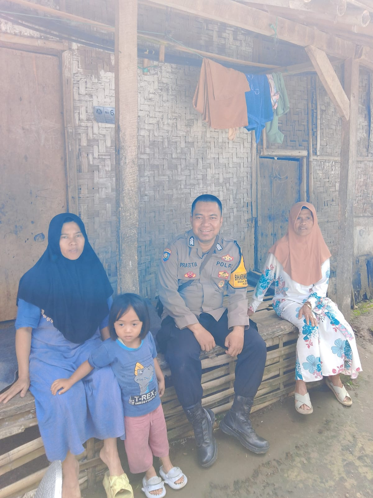 Bhabinkamtibmas Polsek Ciawi Sambangi Warga Desa Bojongmurni, Sampaikan Pesan Kamtibmas dan Dukung Ketahanan Pangan