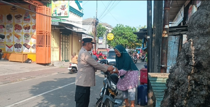 Polsek Koja Salurkan 50 Paket Nasi Bungkus dalam Program Jumat Berkah