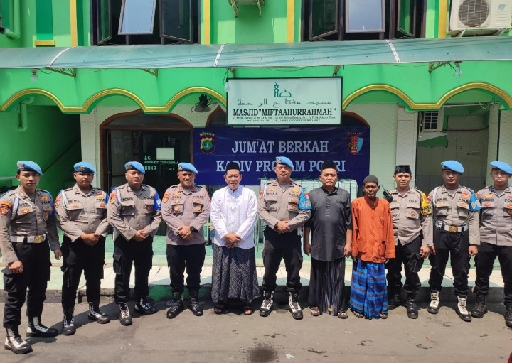 Propam Polres Metro Jakarta Utara Gelar Jumat Berkah, Bagikan 200 Nasi Kotak kepada Warga