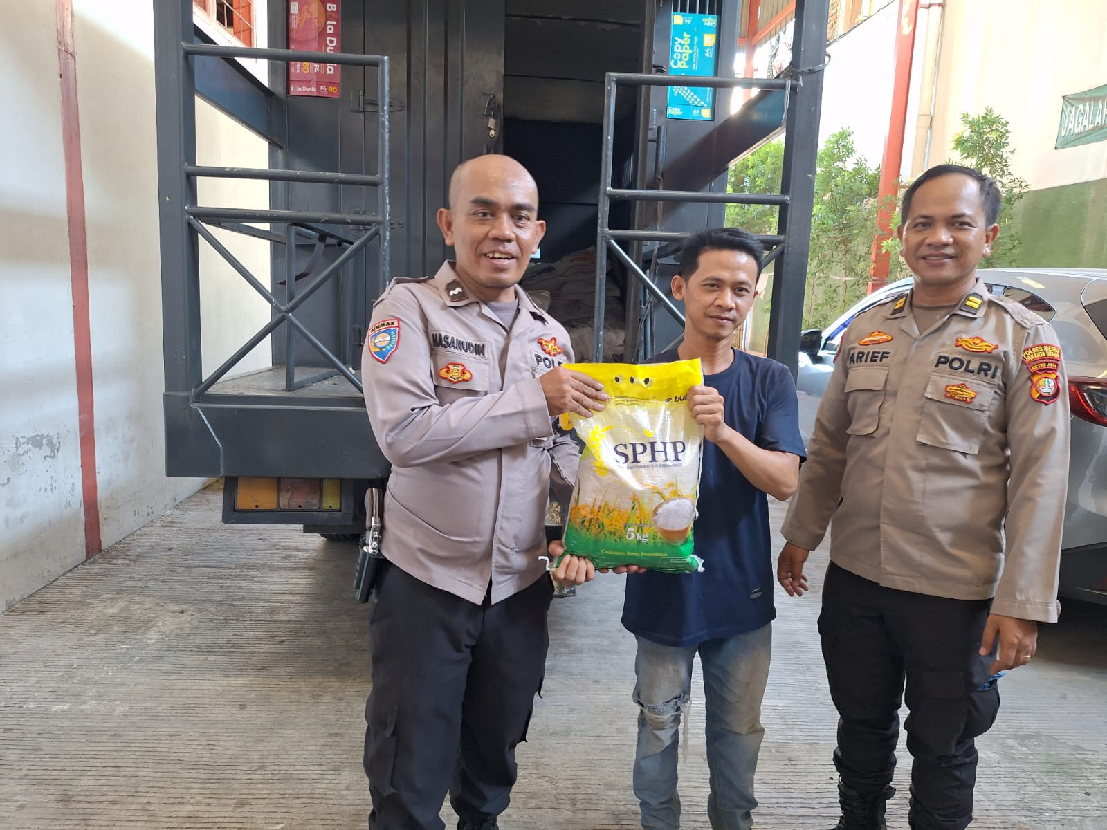 Polsek Metro Penjaringan Bersama Bulog Gelar Gerakan Pangan Murah, Sediakan Beras SPHP untuk Warga