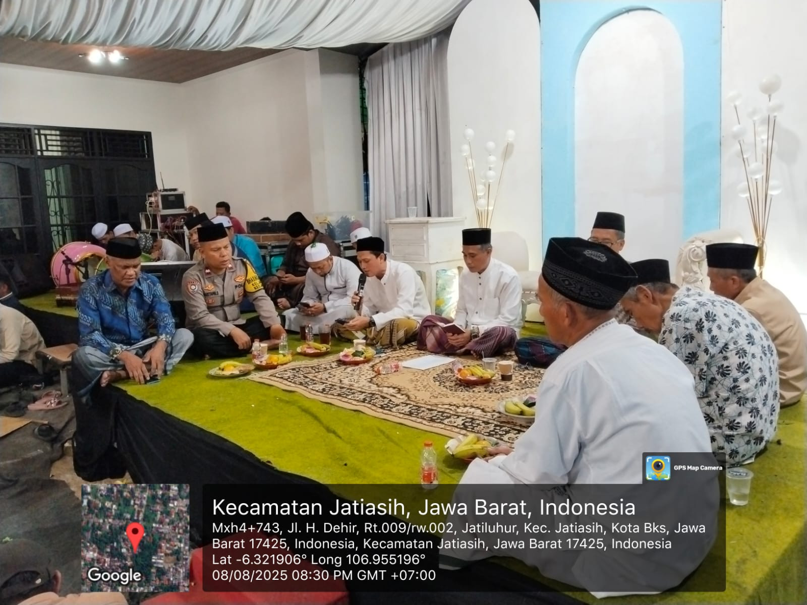 Jalin Silaturahmi, Bhabinkamtibmas Jatiasih Sampaikan Pesan Kamtibmas di Pengajian Warga