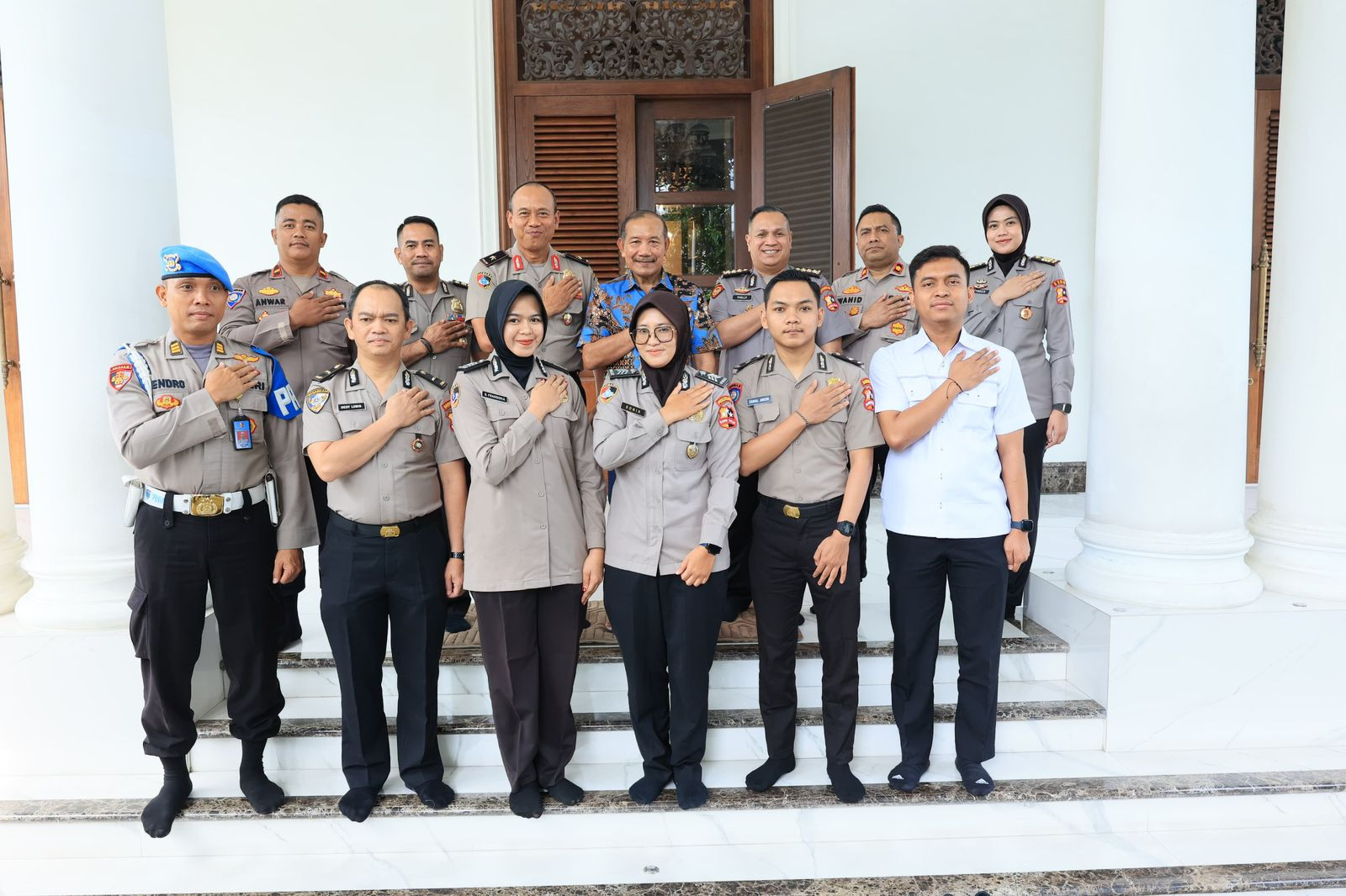 Dalam Rangka HUT Bhayangkara ke-79, Tim Mabes Polri Lakukan Anjangsana ke Mantan Kapolri Jenderal (Purn) Drs. Badrodin Haiti