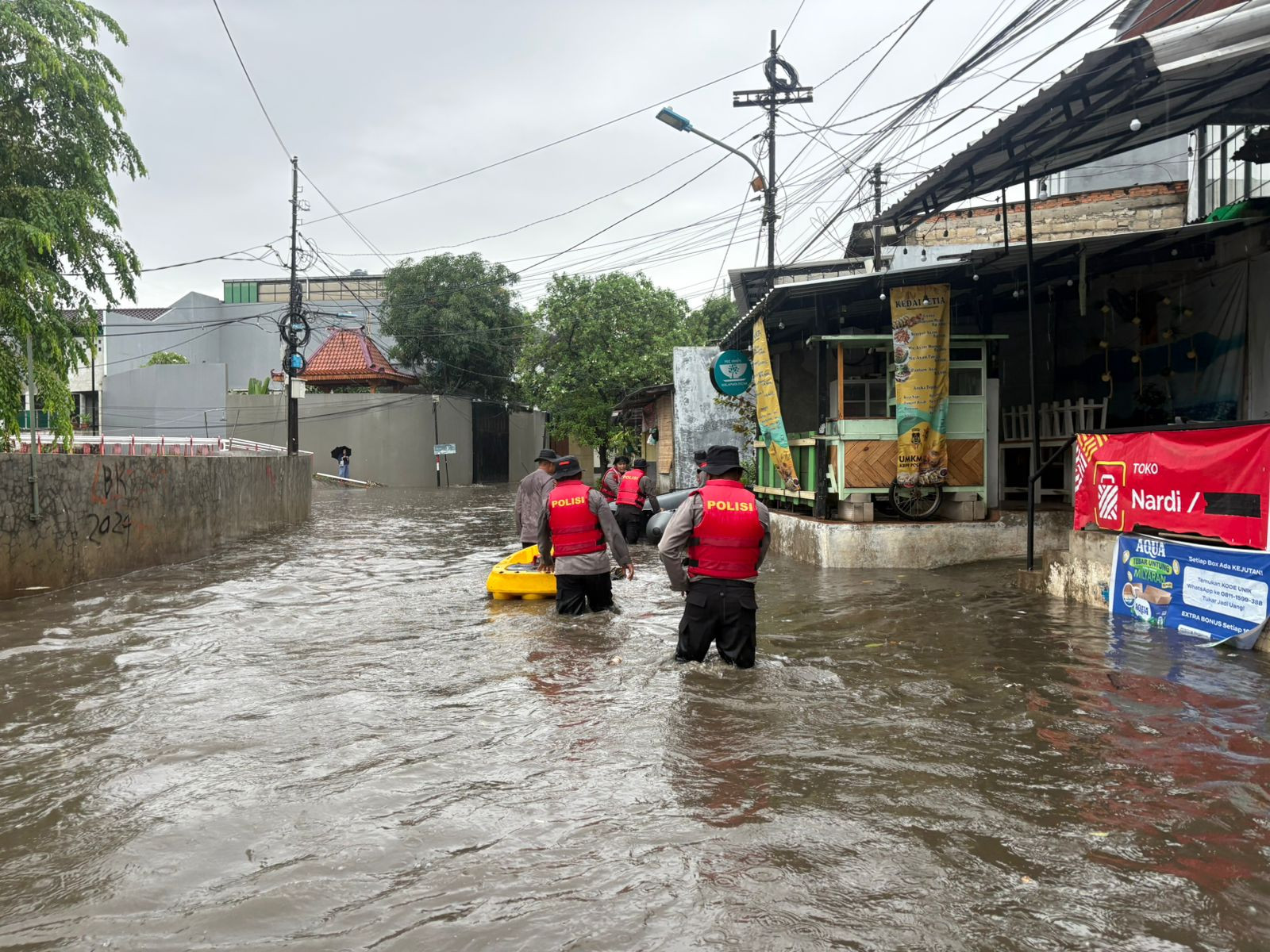 Polda Metro Jaya Evakuasi Warga Terdampak Banjir di Asrama Polisi Pondok Karya