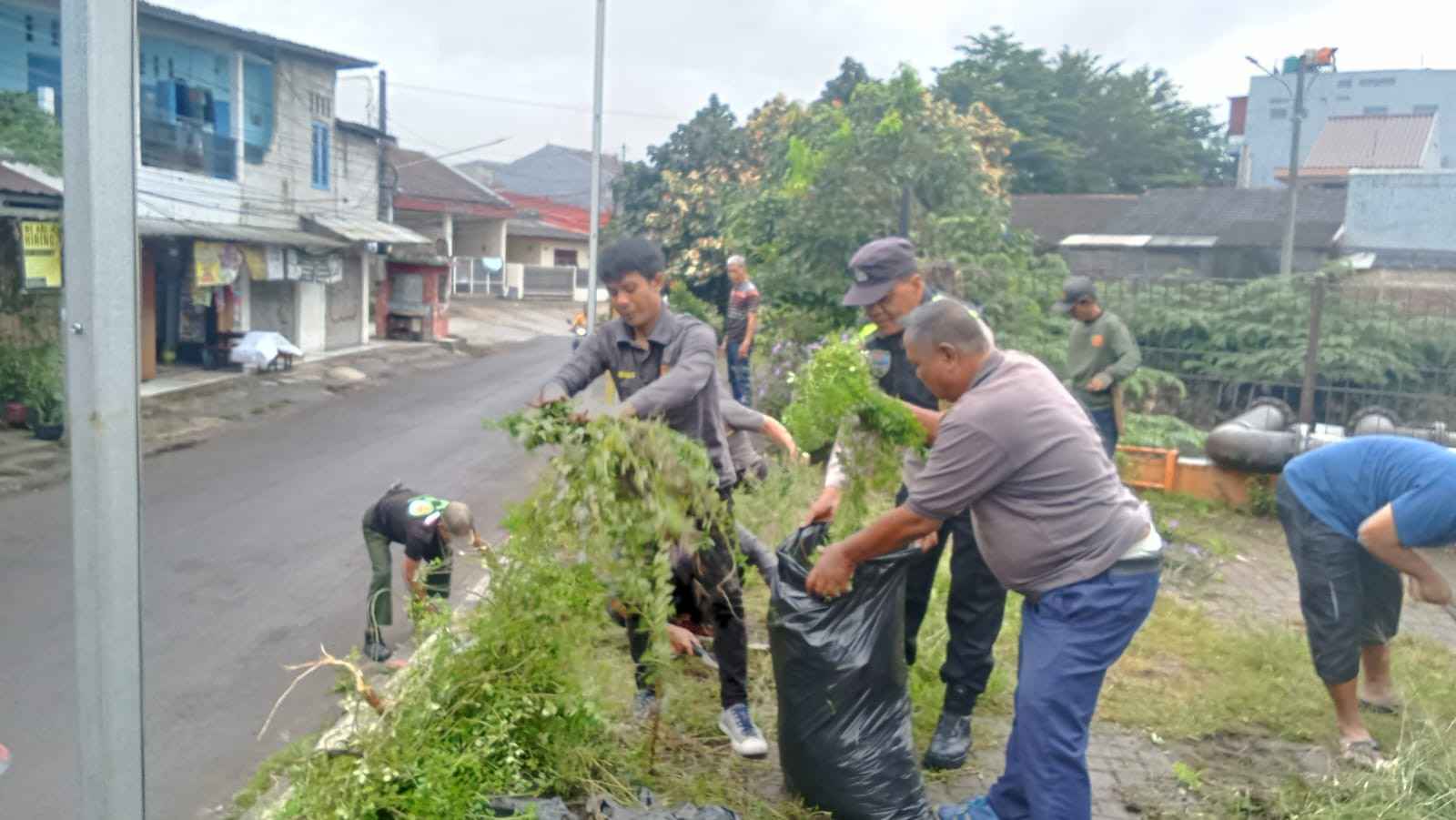 Sinergi Tiga Pilar, Bhabinkamtibmas Polsek Bekasi Barat Gelar Aksi K3 Bersama Warga Jakasampurna