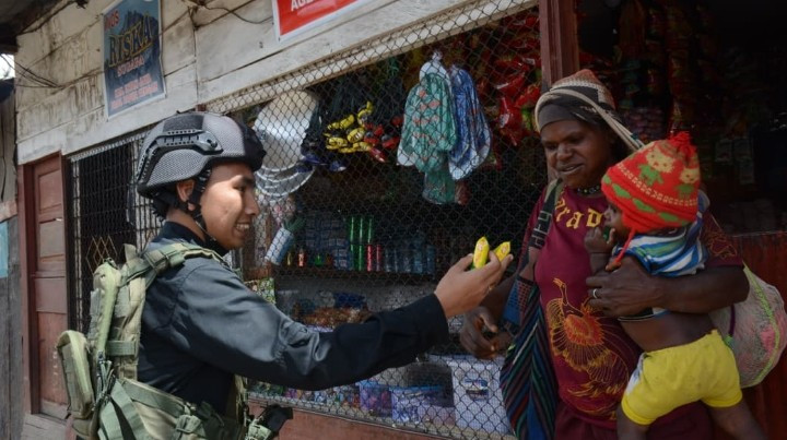 Satgas Ops Damai Cartenz Jalin Kedekatan Bersama Masyarakat di Pasar Baru Sugapa, Intan Jaya