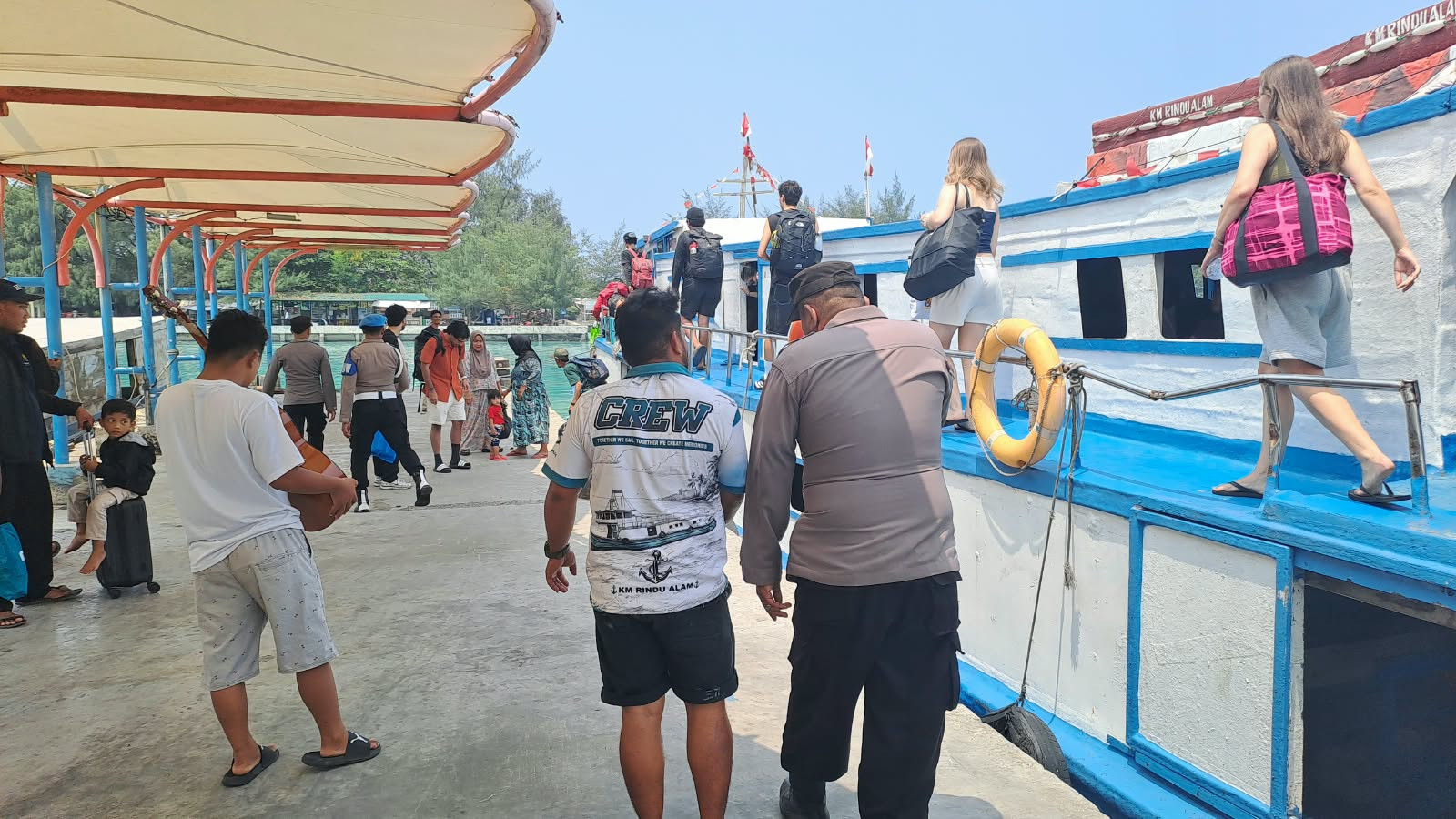 Layanan Polisi 110, Strong Point Polres Kepulauan Seribu Jaga Keamanan Wisatawan di Dermaga