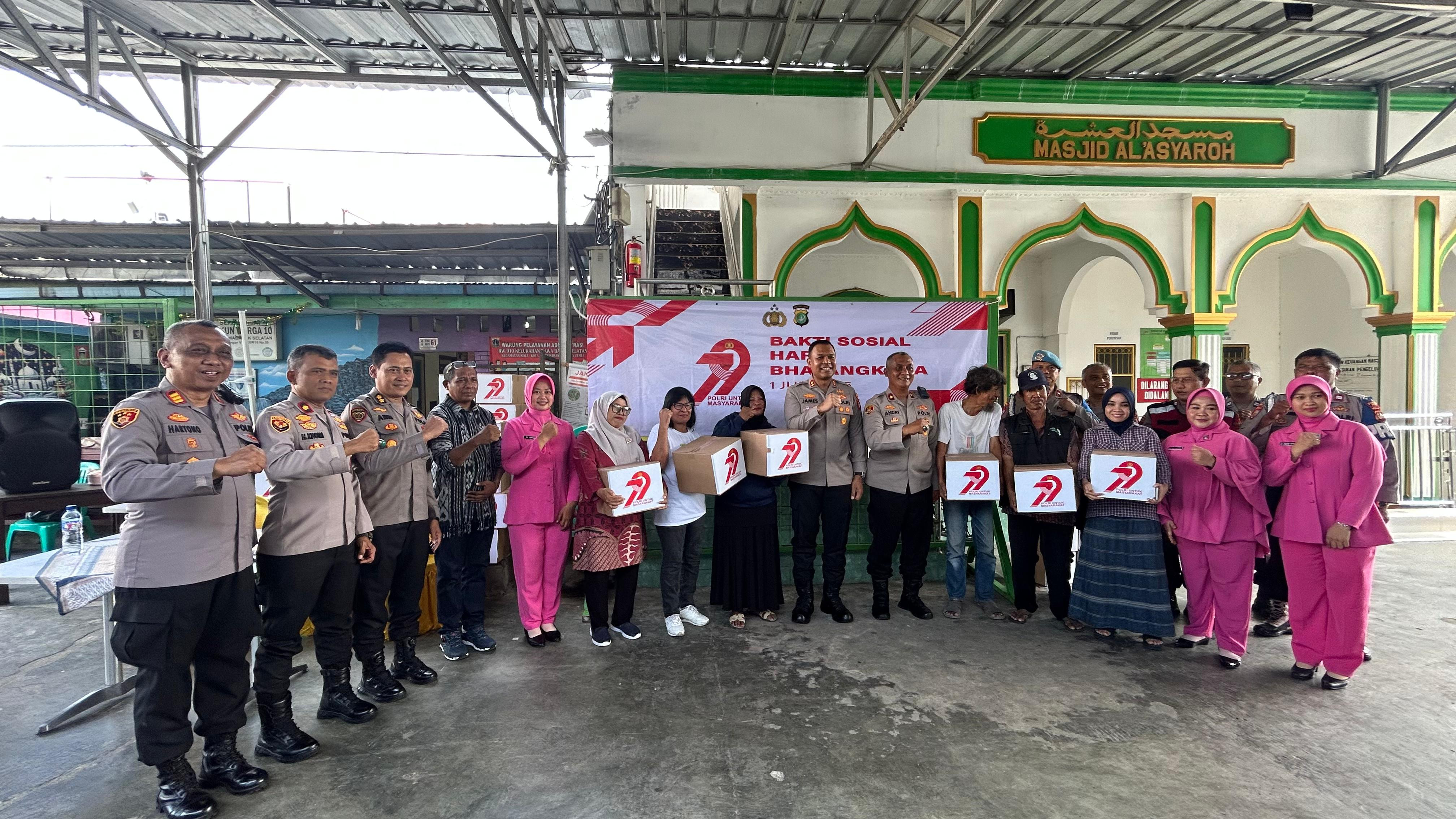 Polres Metro Jakarta Utara Gelar Bakti Sosial Hari Bhayangkara ke-79 di RW 010 Rawa Badak Selatan