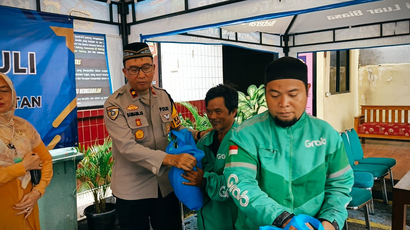 Polsek Ciputat Timur Gelar “Jumat Peduli” Bersama Pengemudi Ojek Online: Bagikan Sembako dan Layanan Kesehatan Gratis