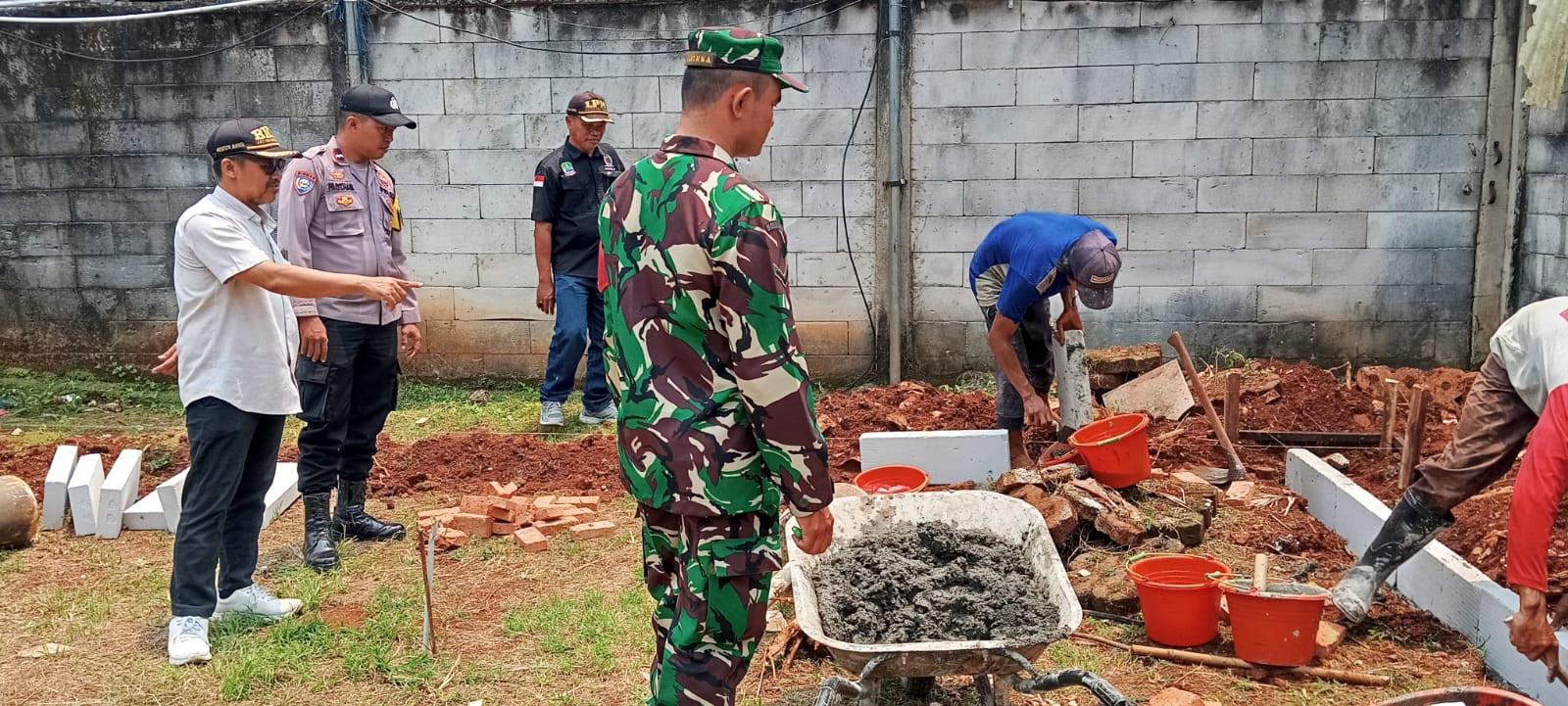 Pastikan Pembangunan Tepat Sasaran, Bhabinkamtibmas dan Babinsa Pantau Proyek Taman Warga