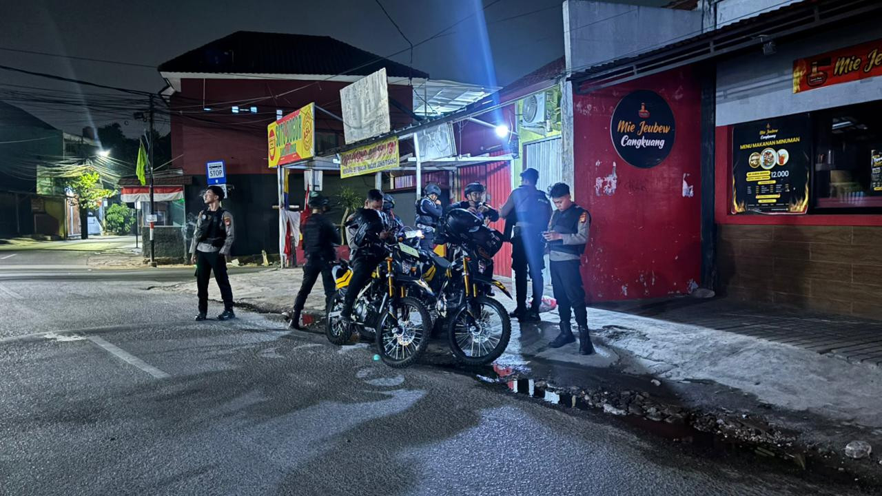 Brimob Polda Metro Jaya Hentikan Pengendara Lawan Arah di Jatinegara