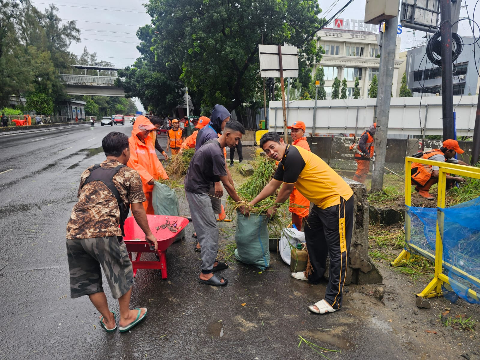 Jaga Jakarta Bersih, Kerja Bakti Serentak Digelar di Kecamatan Penjaringan Jakarta Utara