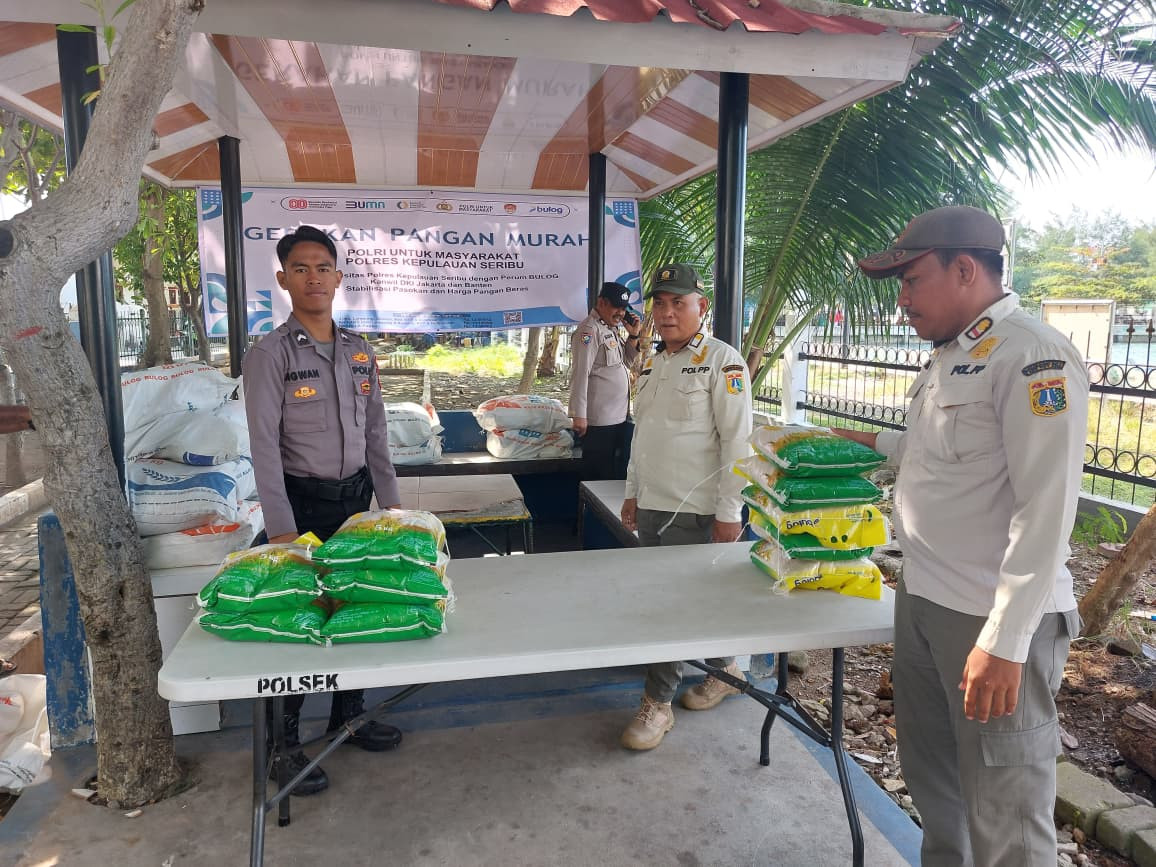 Polsek Kepulauan Seribu Utara Gelar Pangan Murah di Pulau Kelapa, Warga Antusias