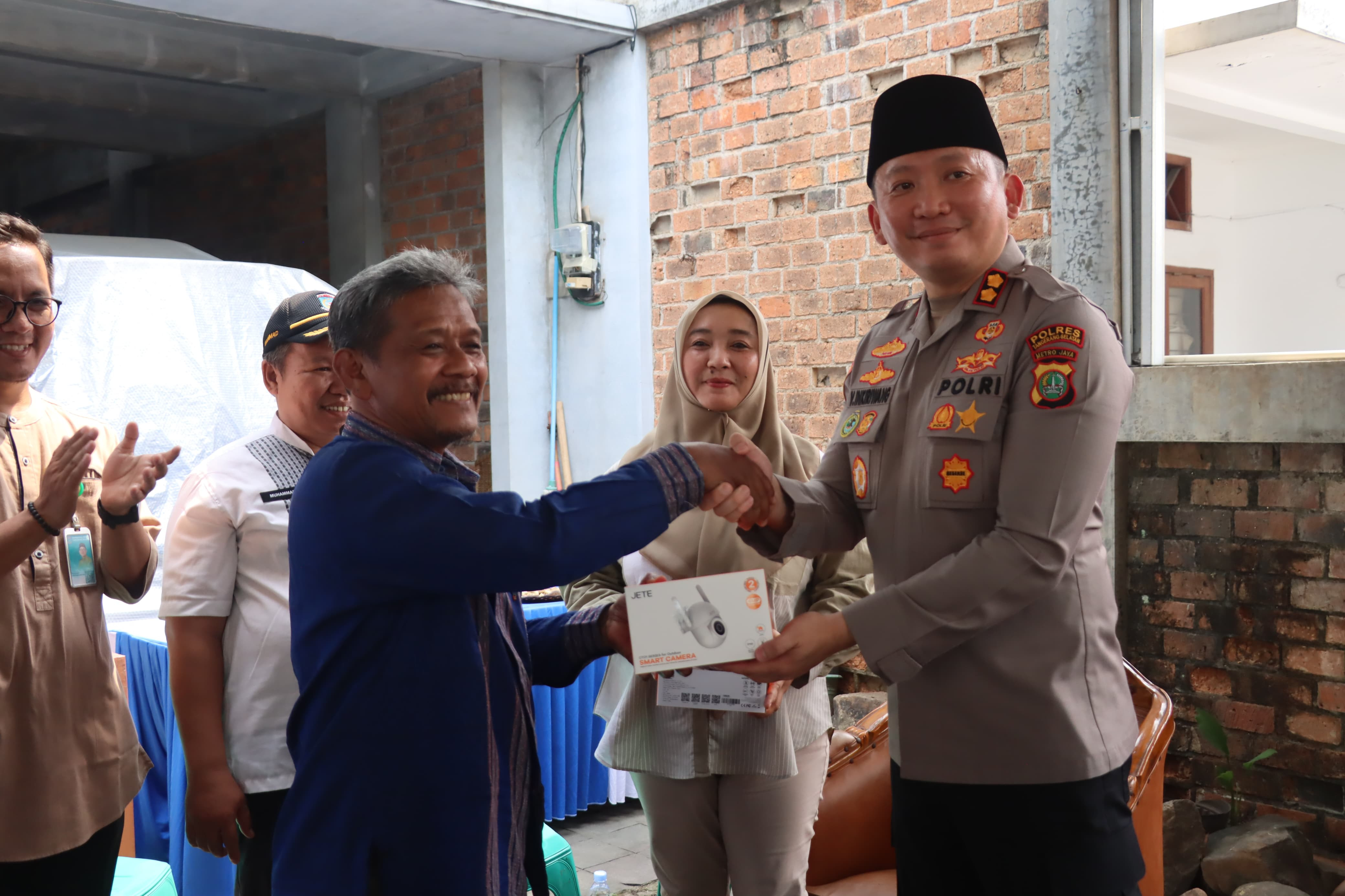 Jumat Curhat di RW 03 Kelurahan Rengas, Warga Sampaikan Aspirasi dan Apresiasi untuk Polri