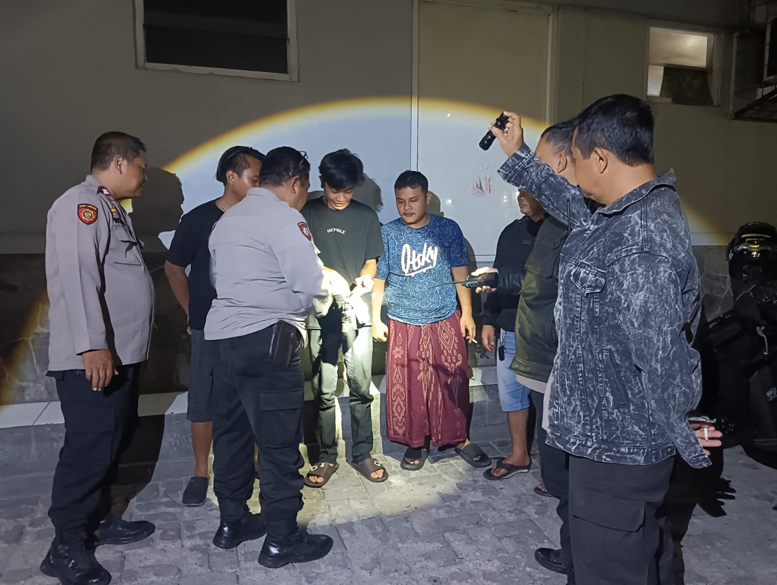 Polisi Pademangan Berikan Imbauan Kepada Anak Muda Yang Nongkrong di Malam Hari