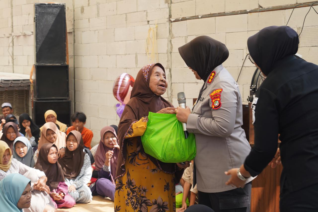 Kapolres Metro Bekasi Gelar Jum’at Berbagi dan Ceramah Kamtibmas Bersama Ibu-Ibu Sabuk Kamtibmas di Cikarang Utara