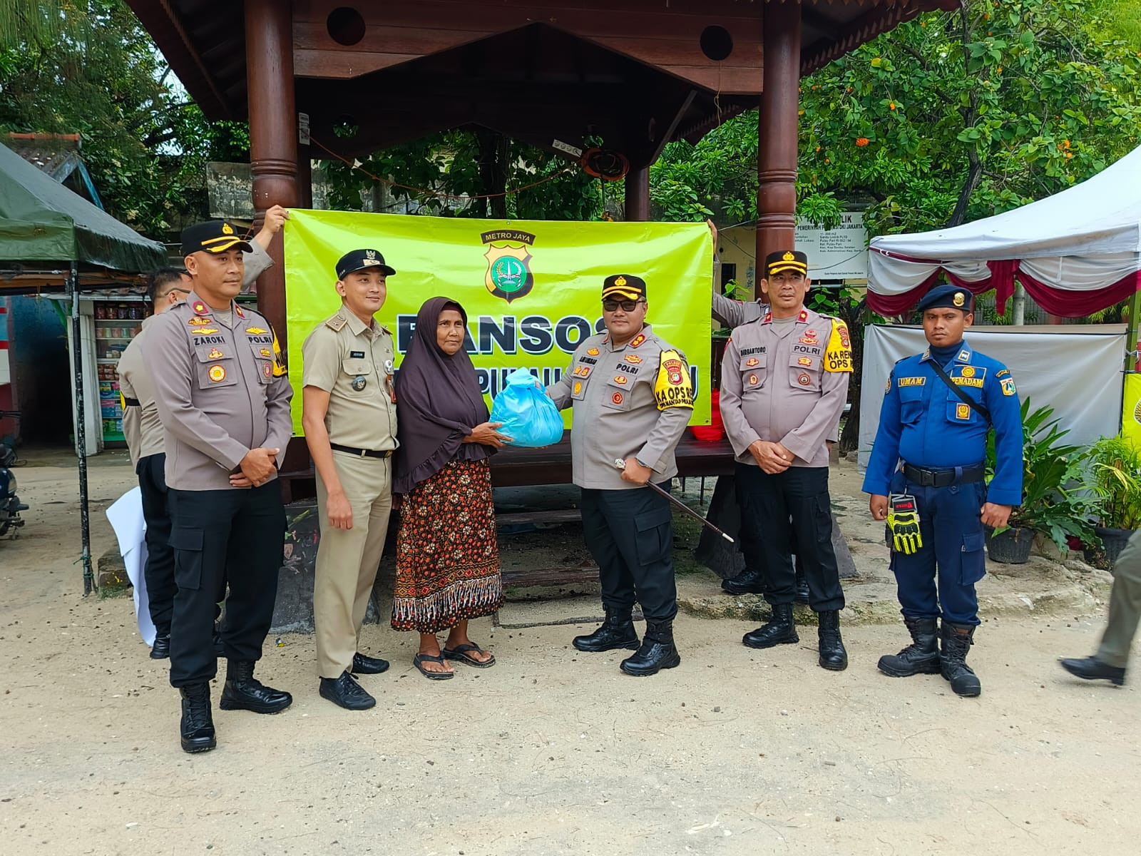 Kapolres Kepulauan Seribu Salurkan Bantuan Sembako untuk Warga Pulau Pari Terdampak Banjir Rob