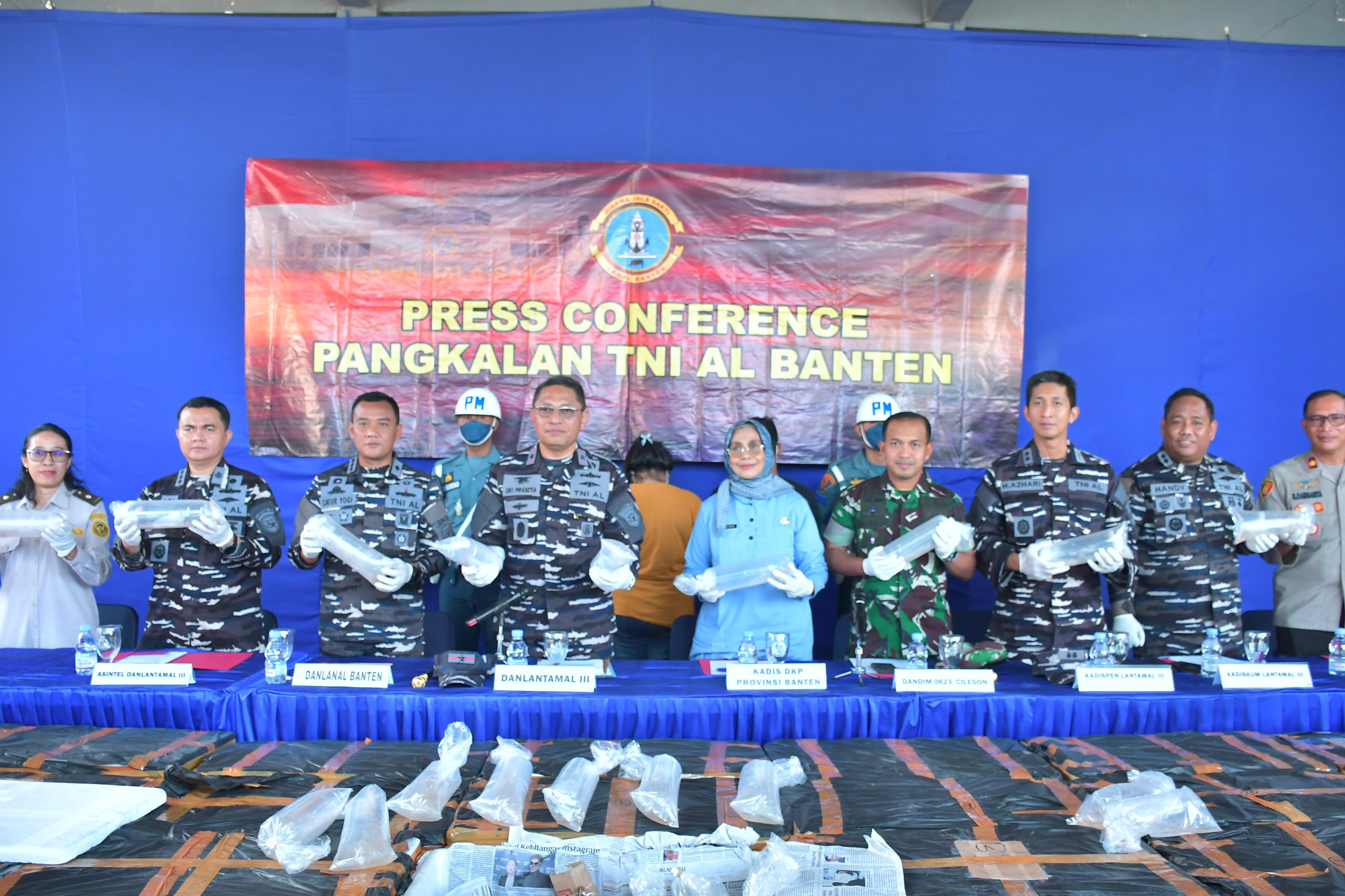 RUGIKAN NEGARA SEBESAR RP. 29,97 MILIAR, PENYELUNDUPAN 199.800 BENIH LOBSTER BERHASIL DIGAGALKAN TNI AL DI PELABUHAN MERAK