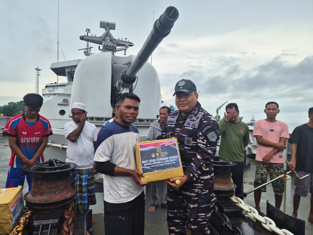 Guspurla Koarmada II Beserta Lanal Maumere Gelar Bakti Sosial Pembagian Sembako Ops Perisai Jaladhi-26 di Maumere