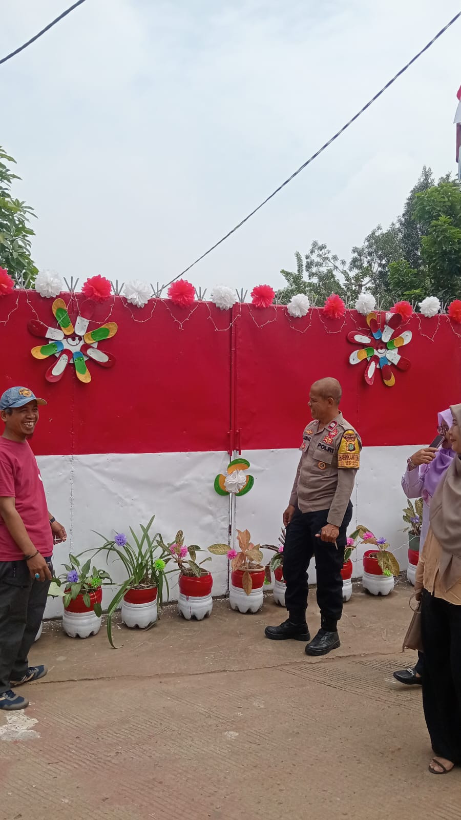Polsek Bantargebang Dampingi Penilaian Lomba Gapura Ramah Lingkungan Sambut HUT RI ke-80
