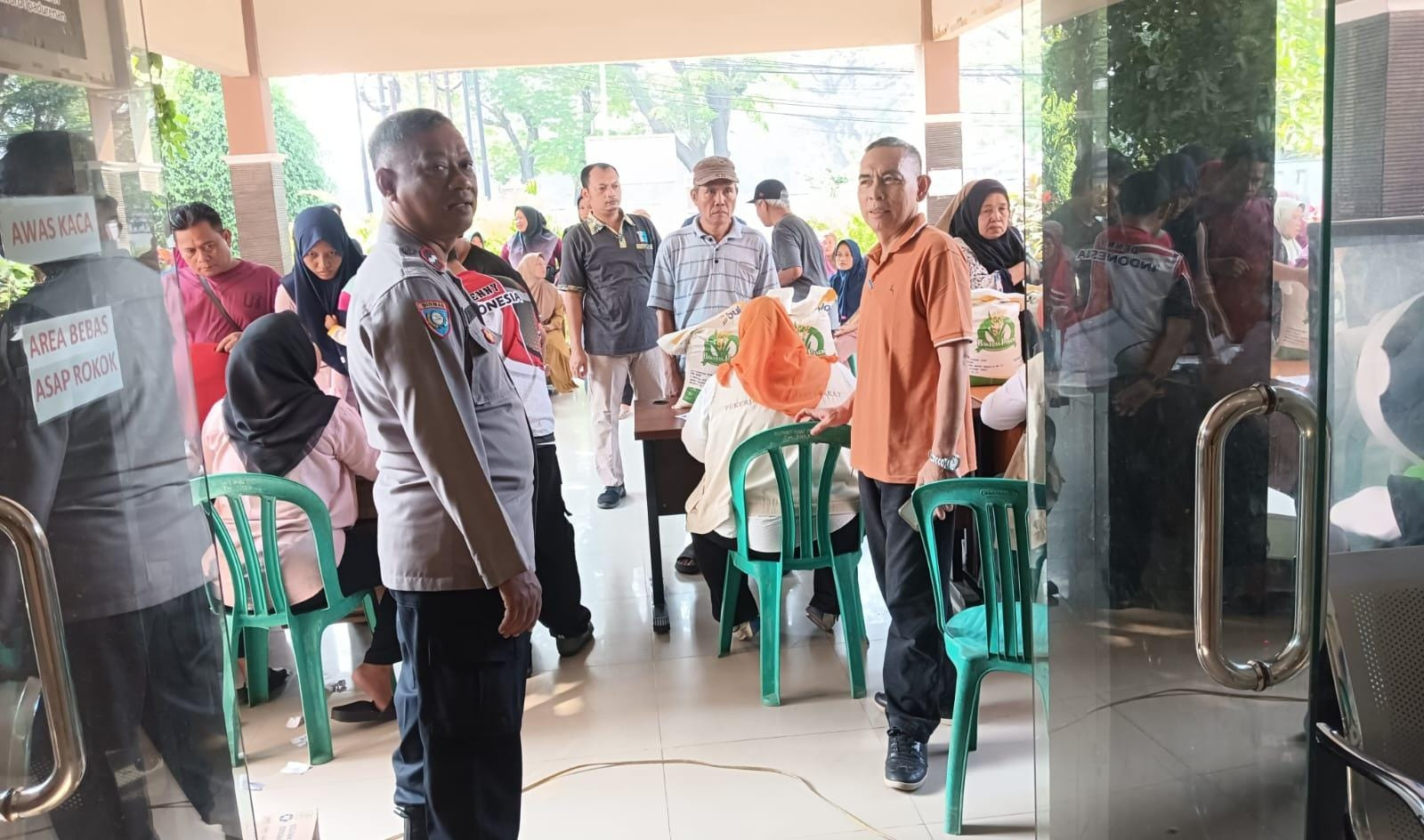 BHABINKAMTIBMAS KELURAHAN PADURENAN MONITORING PEMBAGIAN PENERIMA BANTUAN PANGAN (PBP) DI KELURAHAN PADURENAN, KECAMATAN MUSTIKAJAYA
