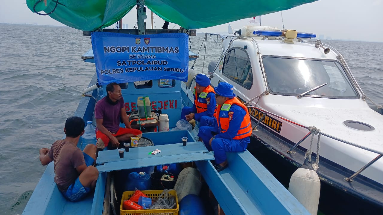 Satpolairud Polres Kepulauan Seribu Ngopi Kamtibmas Bersama Nelayan, Serap Aspirasi dan Tekankan Keselamatan Laut