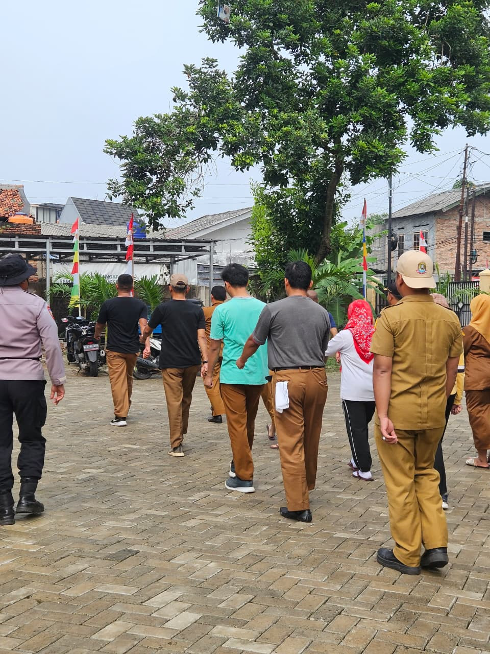 Jelang Lomba PBB, Bhabinkamtibmas dan Babinsa Dampingi Warga Jatiraden Berlatih
