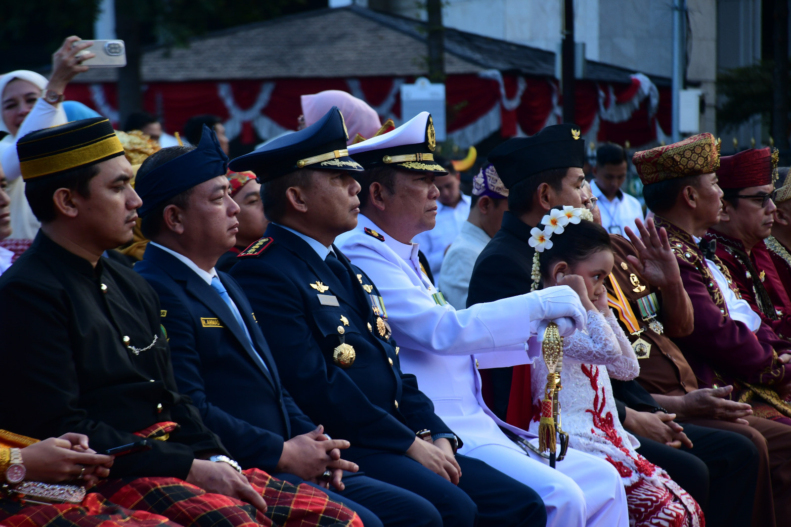 Komandan Lanal Bandung Ikuti Upacara Penurunan Bendera Merah Putih Dalam Rangka Hut Ke-80 Kemerdekaan Republik Indonesia Tingkat Provinsi Jawa Barat Tahun 2025