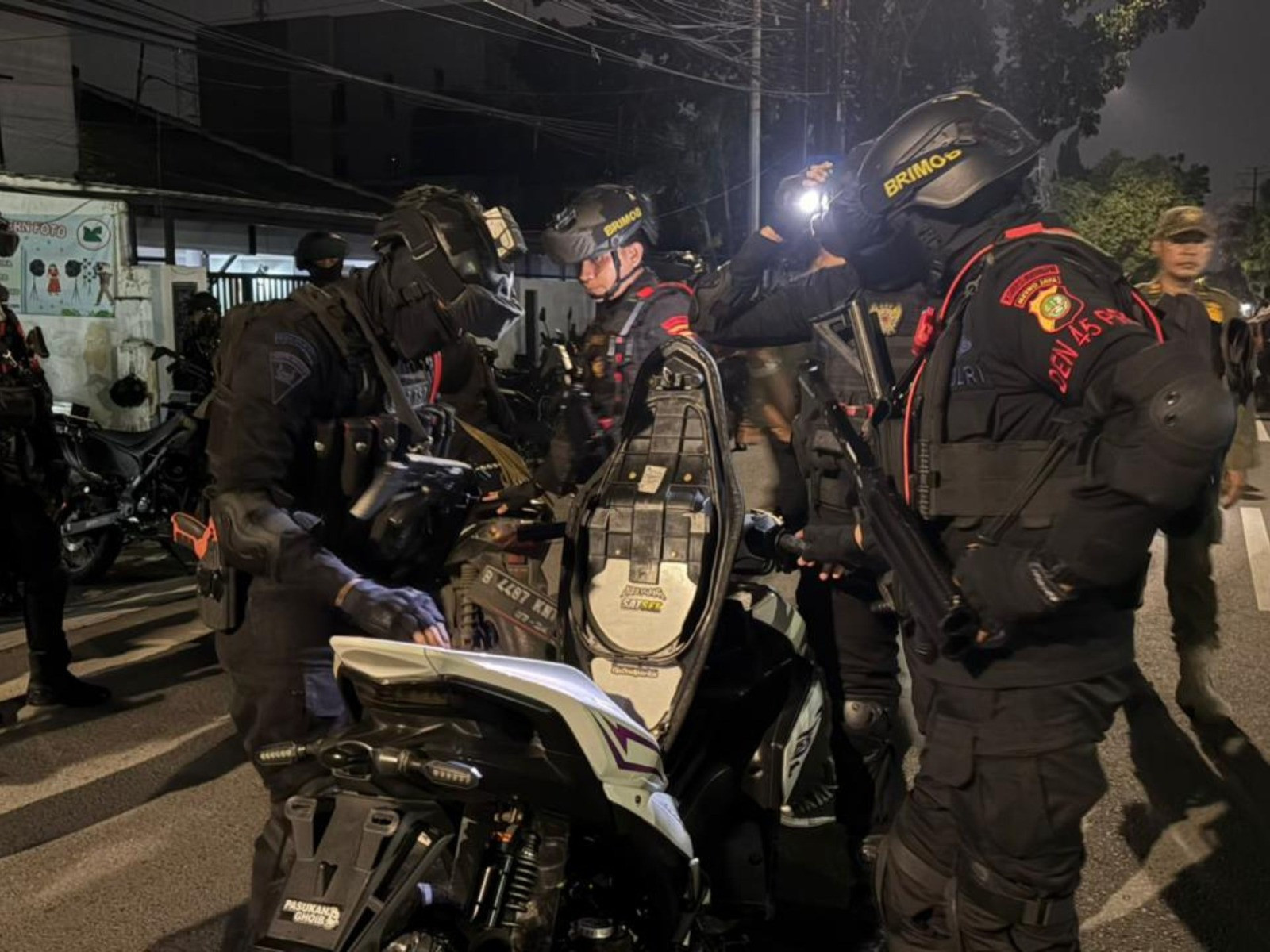 Patroli Brimob Metro Jaya Respons Cepat Laporan Warga, Remaja Hendak Tawuran Diamankan
