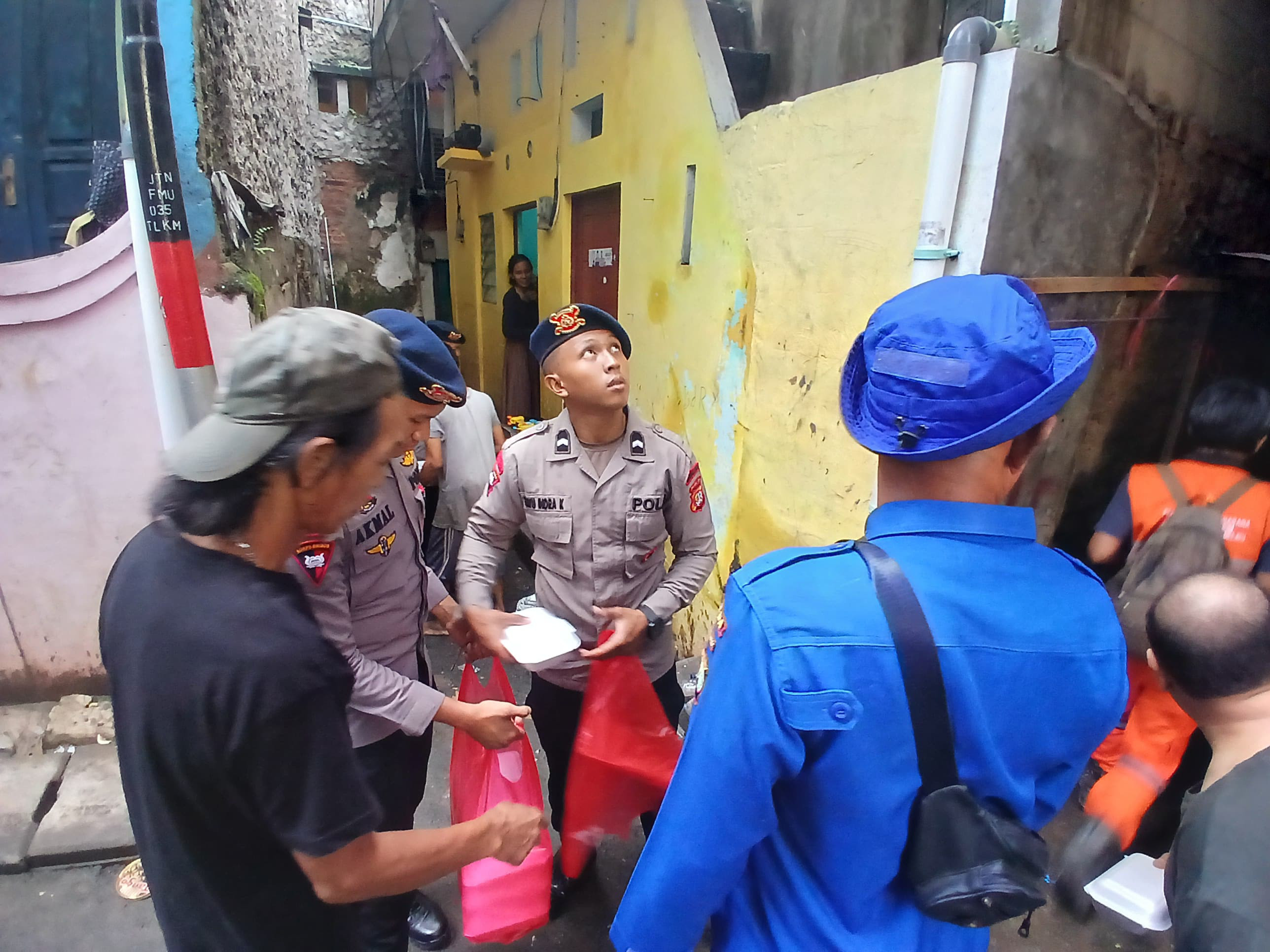 Tim SAR Ditpolairud Polda Metro Jaya Tanggap Banjir, Laksanakan Patroli dan Evakuasi Warga di Jakarta Timur
