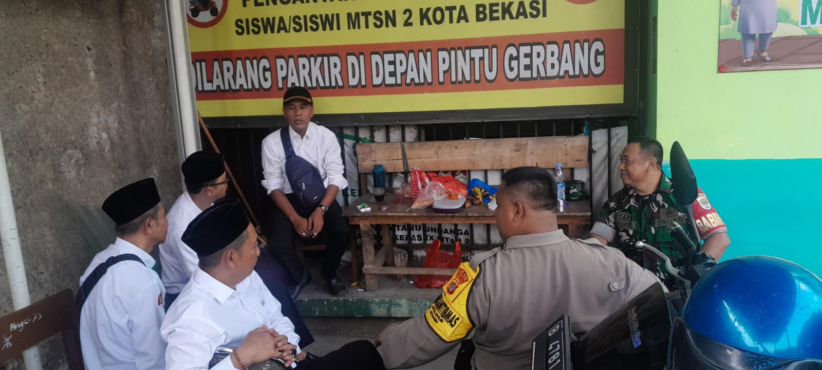 Perkuat Sinergi, Bhabinkamtibmas dan Babinsa Jatiluhur Sambangi MTsN 2 Bekasi