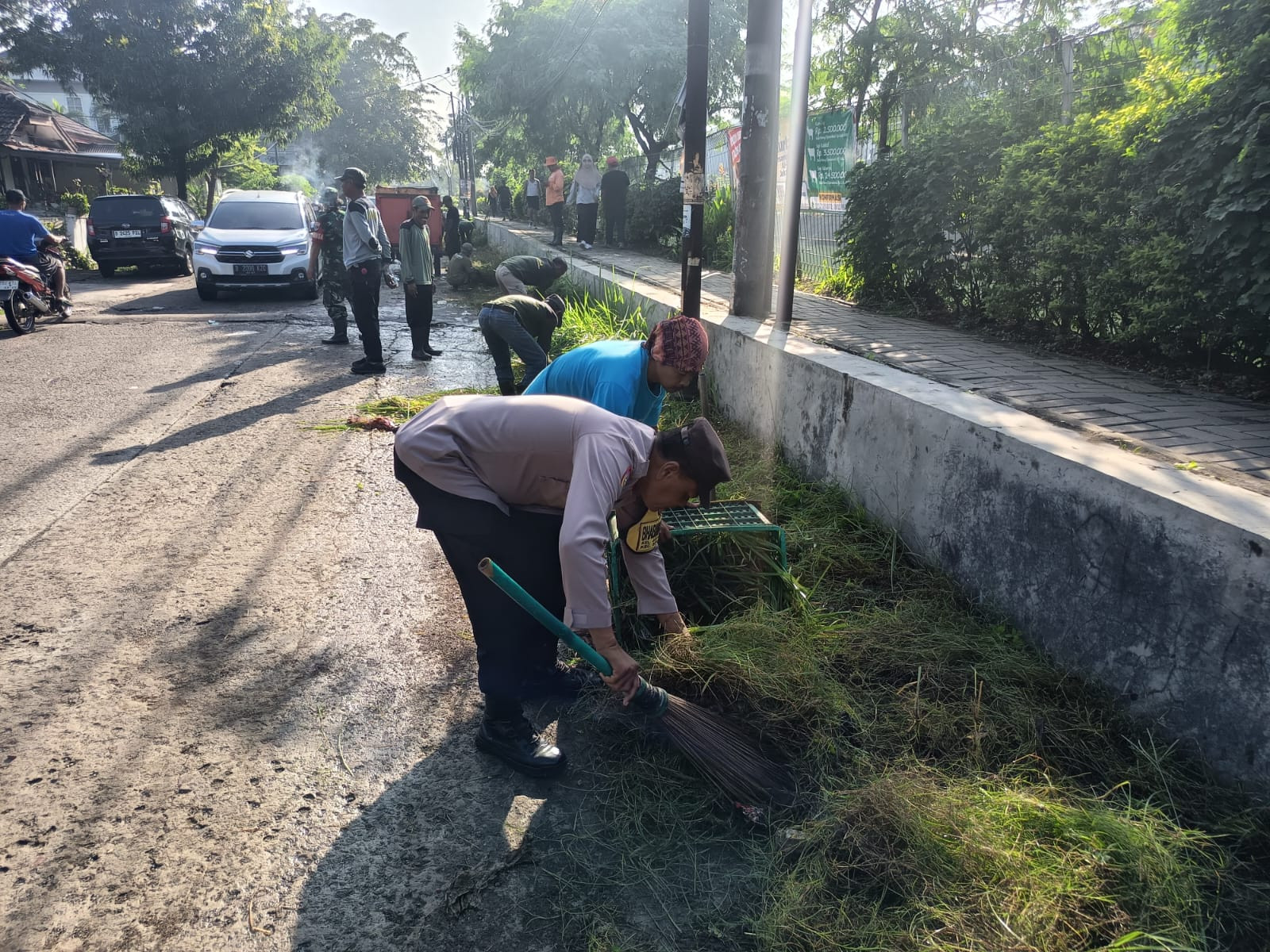 TNI-POLRI Kompak Jaga Lingkungan, Giat Sabtu Bersih Hadir di Jakasampurna