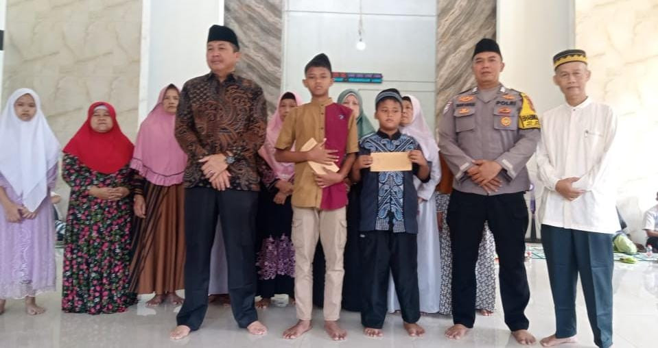 Bhabinkamtibmas Kelurahan Jatirangga Hadiri Kegiatan Santunan Anak Yatim dan Dhuafa di Masjid Nurul Iman