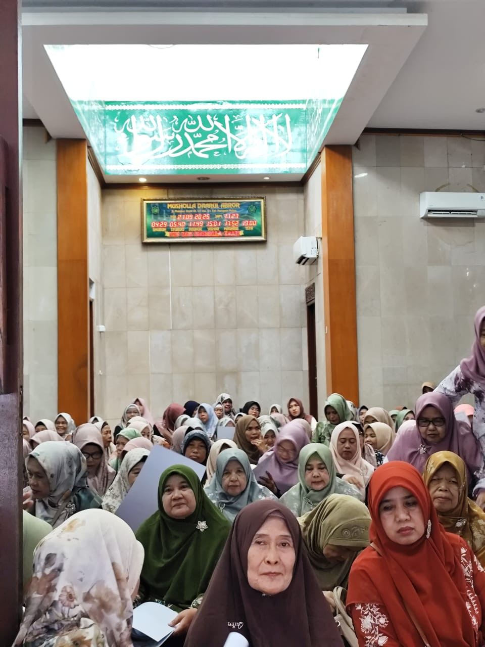 Bhabinkamtibmas Kelurahan Harapan Mulya Hadiri Peringatan Maulid Nabi Muhammad SAW 1447 H