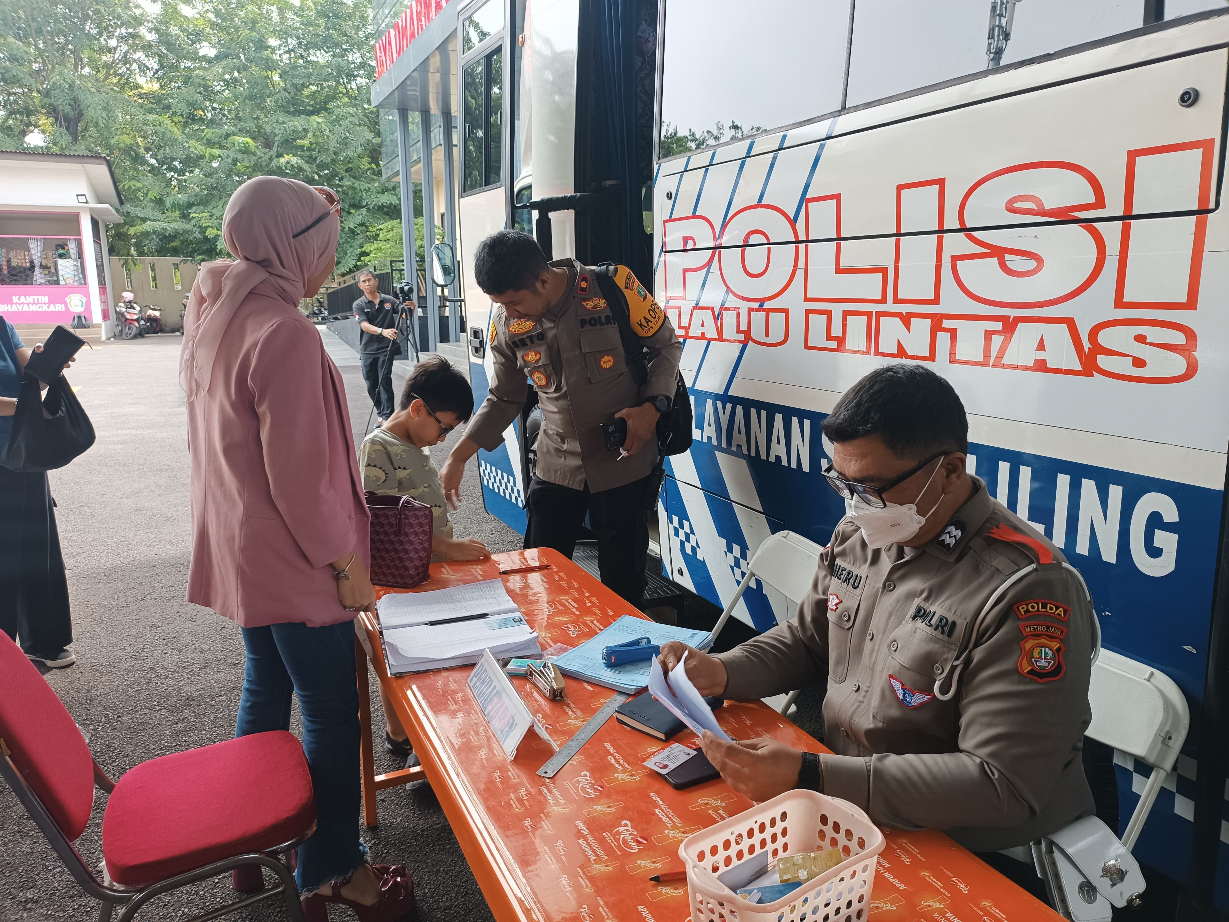 Pelayanan SIM Keliling di Polsek Kelapa Gading Berlangsung Sukses dan  Lancar