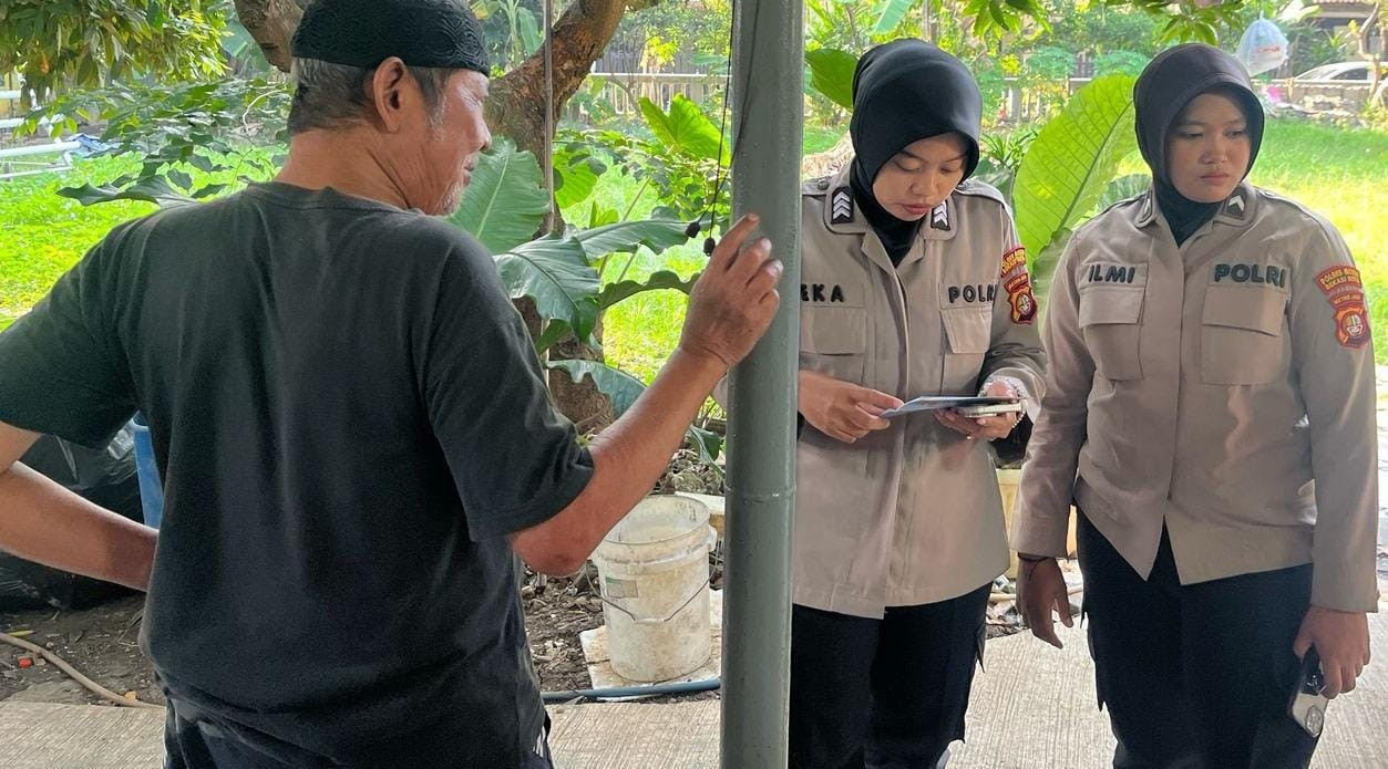 Polwan Polsek Bekasi Selatan Sapa Warga di Bank Sampah Pucang Jaya