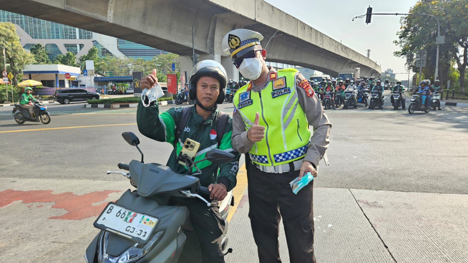 Antisipasi Paparan Abu Vulkanik, Satlantas Polres Metro Jakut Bagikan Masker Gratis