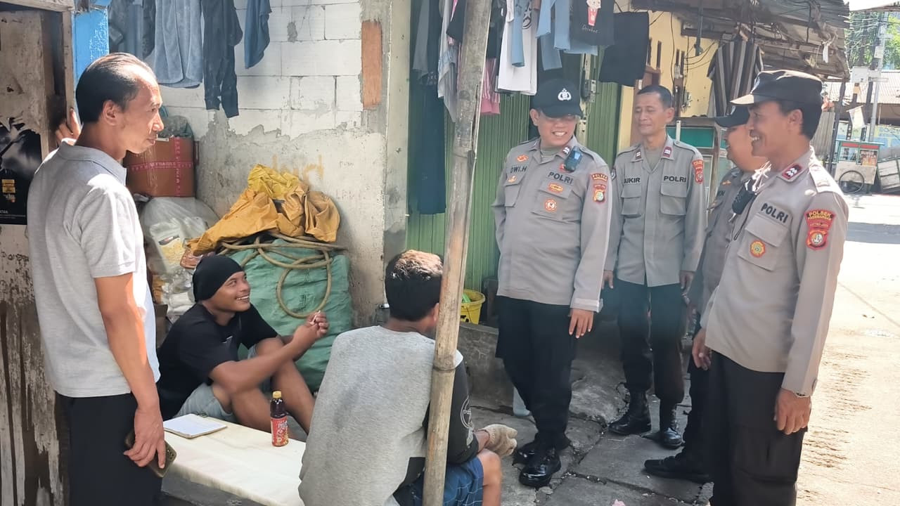 Polsek Pademangan Intensifkan Patroli Jalan Kaki di Permukiman Warga, Antisipasi Gangguan Kamtibmas
