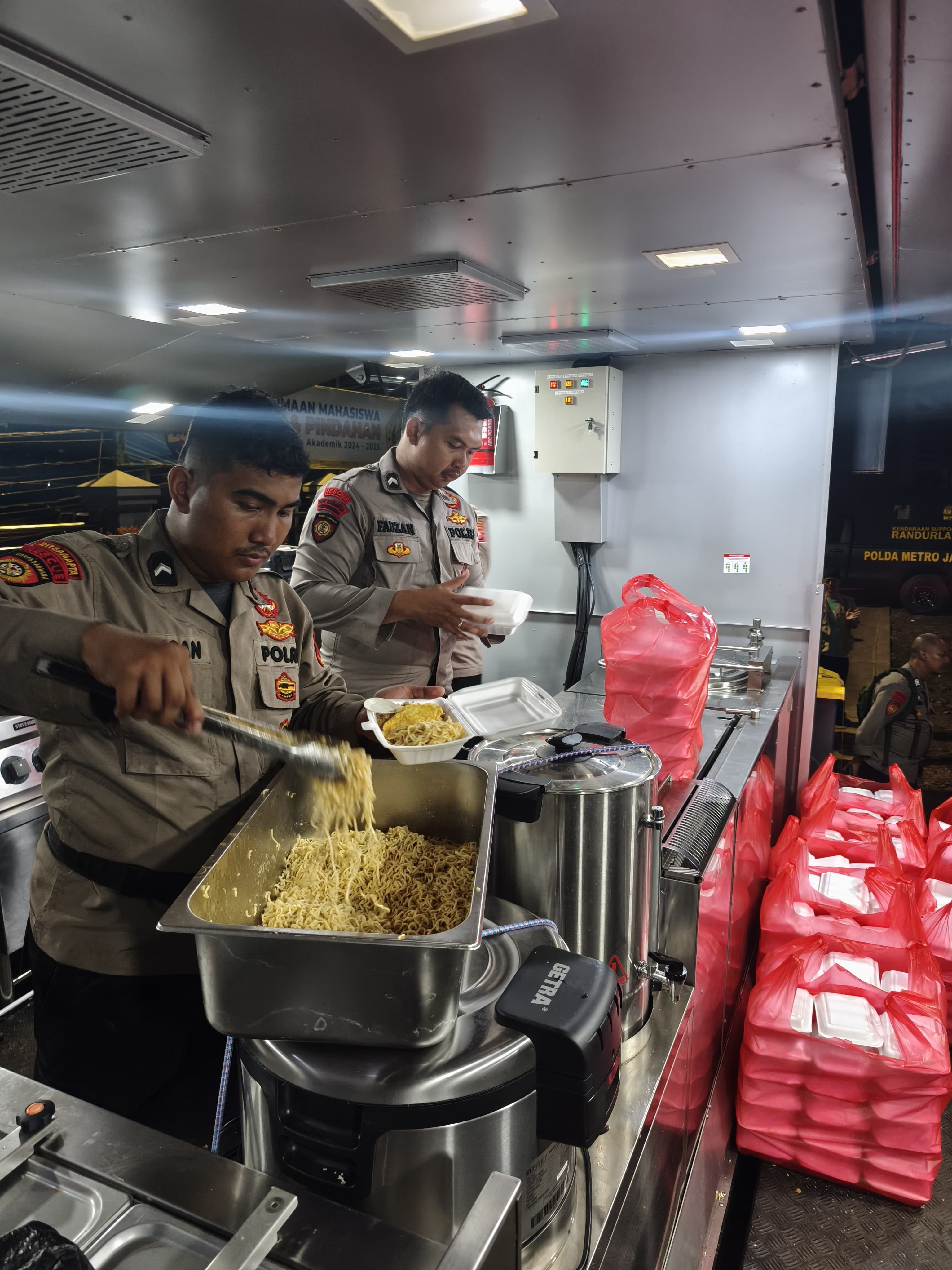 Peduli Korban Banjir Cipinang Melayu, Ditsamapta Polda Metro Jaya Salurkan Bantuan Makanan