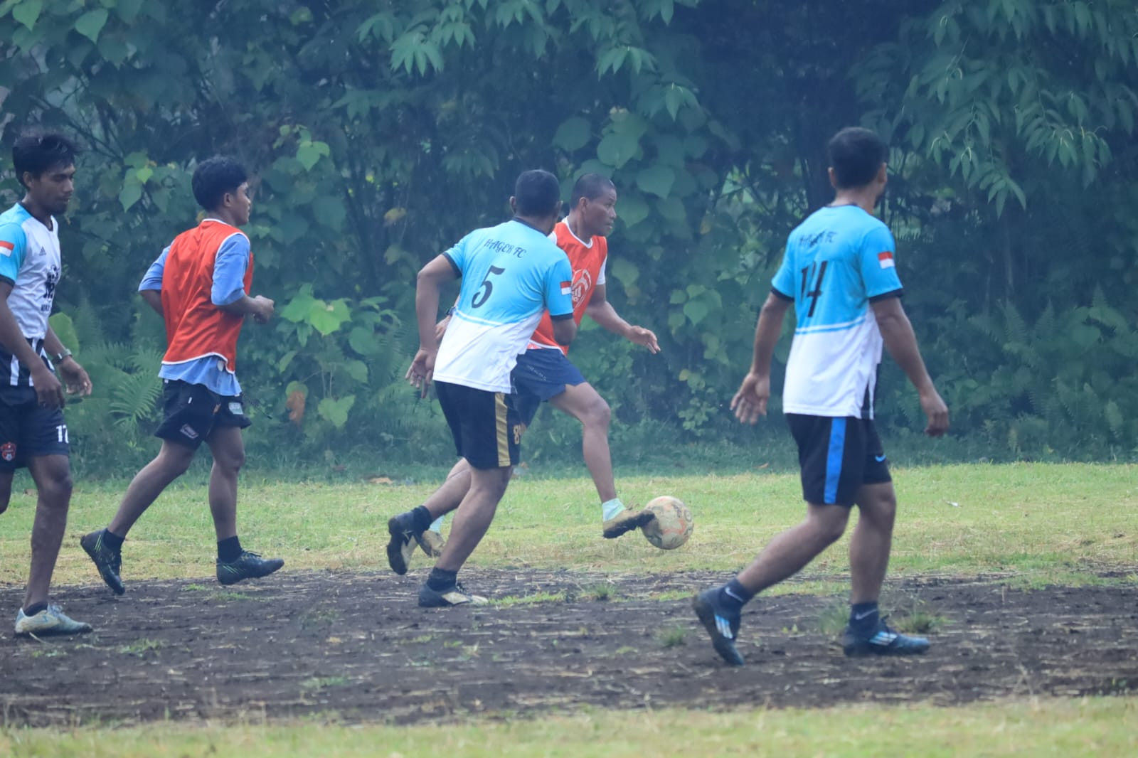 Tak Hanya Bangun Desa, Satgas TMMD ke-126 Kodim 1505/Tidore Ajak Pemuda Jaga Silaturahmi Lewat Sepak Bola